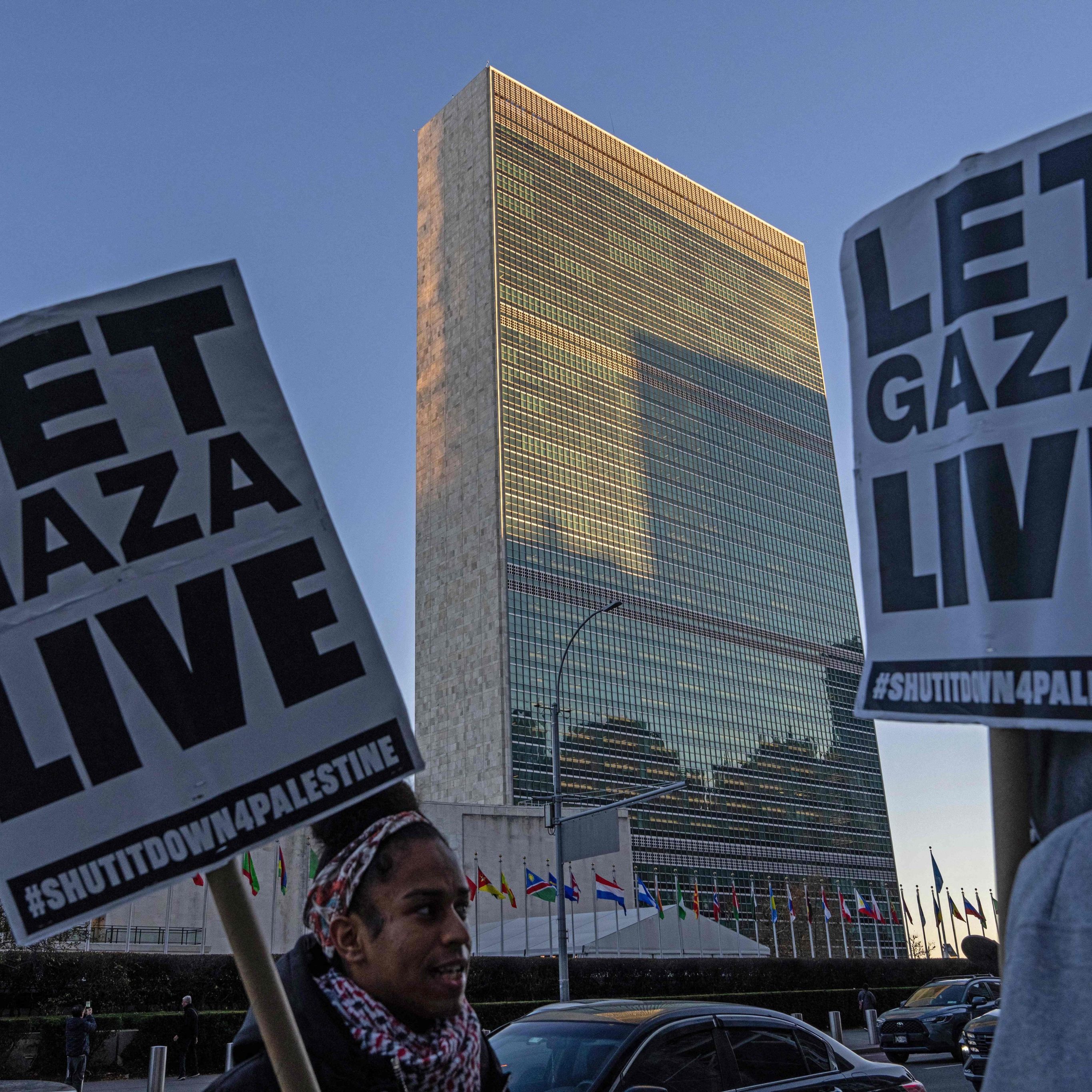 Vor dem UNO-Hauptquartier in New York demonstrieren Aktivisten mit Schildern, die ein Ende der Gewalt im Gazastreifen fordern. Die Proteste begleiten die Abstimmung des Sicherheitsrats über eine neue Resolution zum Gaza-Konflikt.
