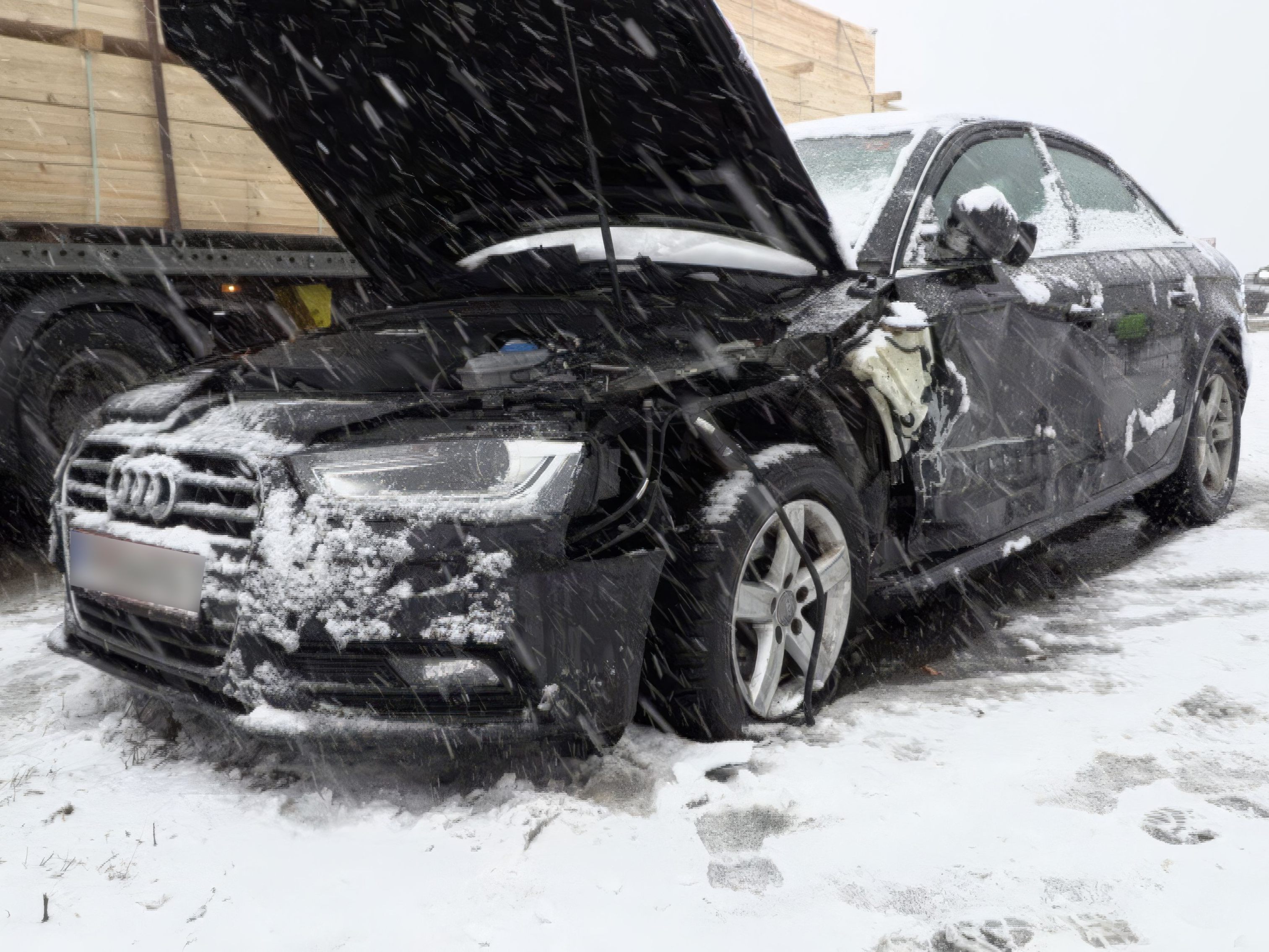 Frontalzusammenstoß auf der L200: Mann und Schwangere verletzt.