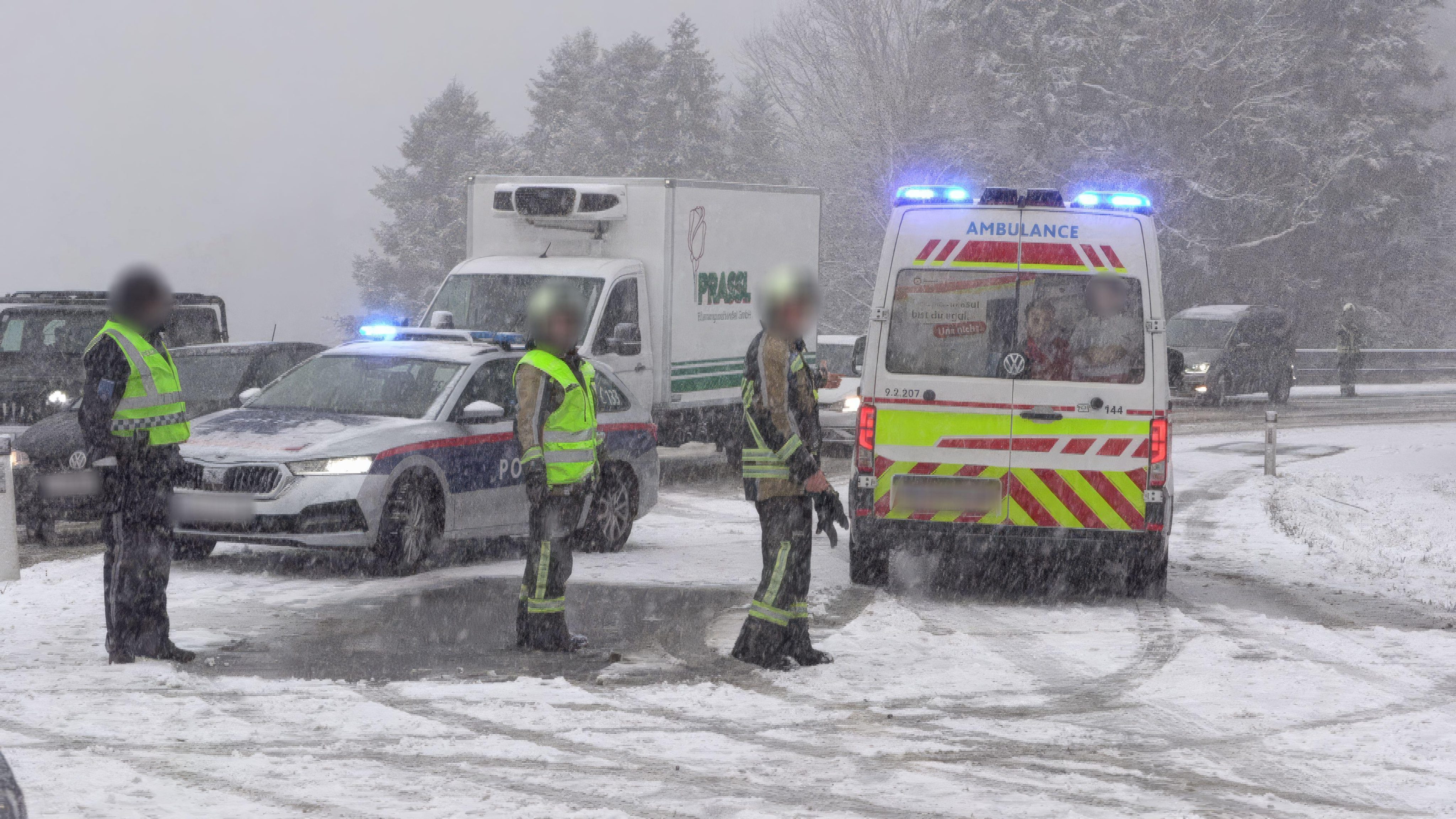 Die Straße war mit Schnee bedeckt.