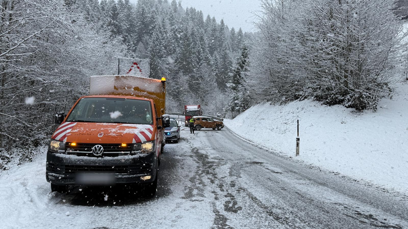 Winterliche Straßenverhältnisse auf der L6: Mehrere Einsatzfahrzeuge sicherten den Bereich nahe Lingenau ab.