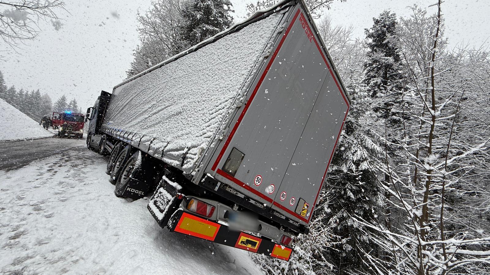 Der Auflieger des Lkw geriet gefährlich nah an den Straßenrand.