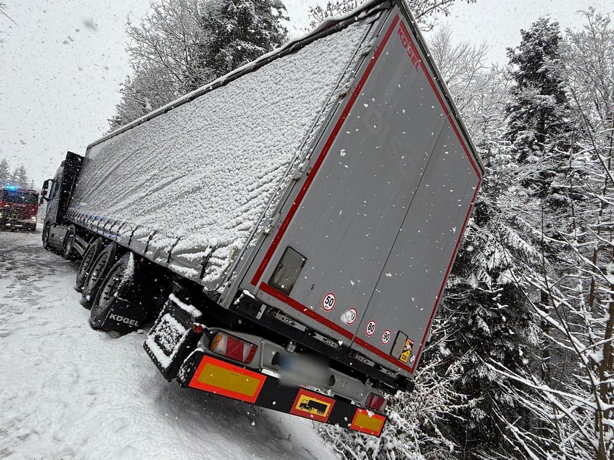 Der Fahrer hatte keine Schneeketten montiert. Das Fahrzeug drohte abzustürzen.
