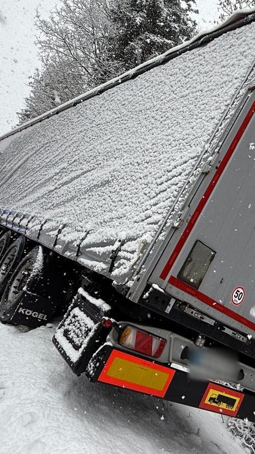 Der Fahrer hatte keine Schneeketten montiert. Das Fahrzeug drohte abzustürzen.