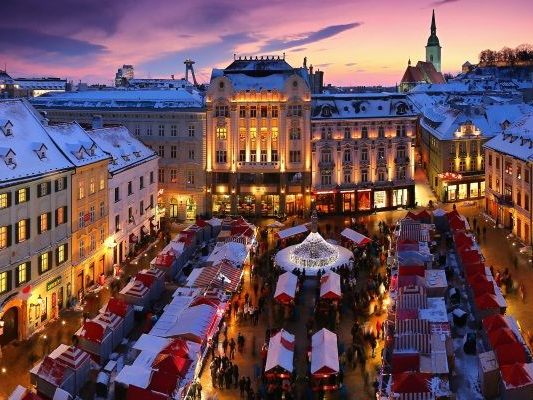 Mit dem Twin City zu Bratislavas Christkindlmärkten.