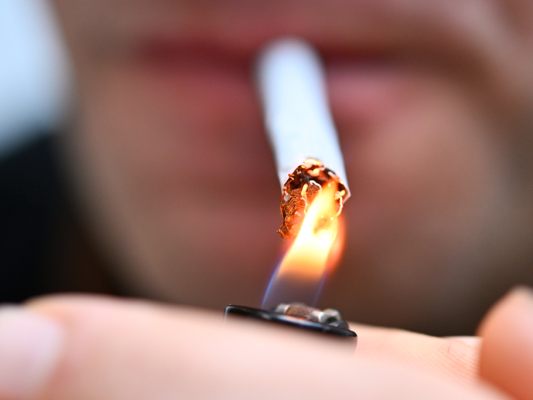 -sterreicher-und-sterreicherinnen-trinken-und-rauchen-viel