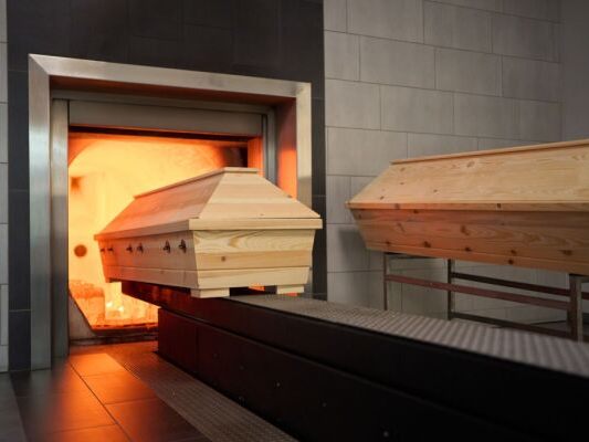 lebende-frau-in-sarg-in-thailand-kurz-vor-ein-scherung-entdeckt