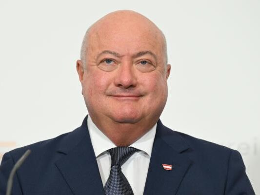 kanzler-stocker-nach-operation-ab-mittwoch-wieder-im-b-ro