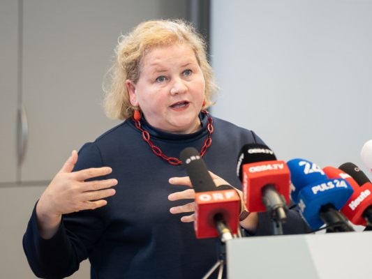 Auf dem Bild sieht man Gesundheitsministerin Korinna Schumann. Sie warnt vor gefährlichem Spielzeug.