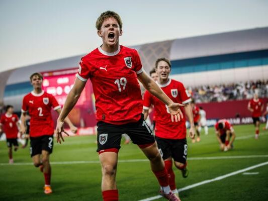 Auf dem Bild sieht man Spieler der österreichischen U17-Fußball-Nationalmannschaft.