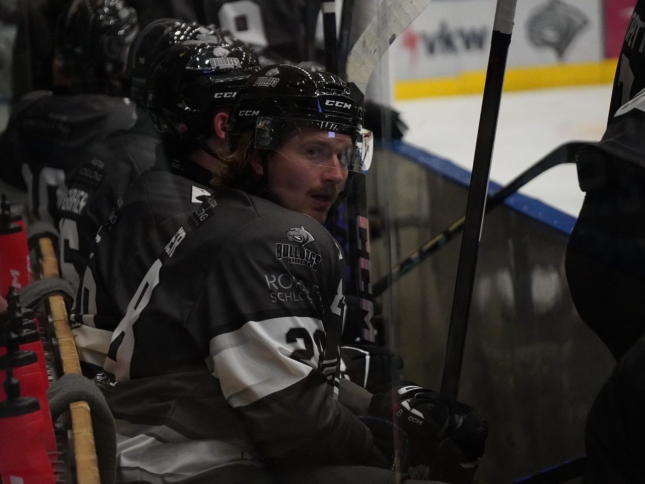 Verteidiger #28 Daniel Rüdisser hofft in Wattens auf Punkte mit seinen Bulldogs