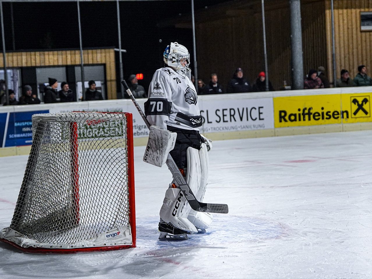 Bulldogs Goalie #70 Kevin Wanger, ist fokussiert auf Punkte in Hohenems