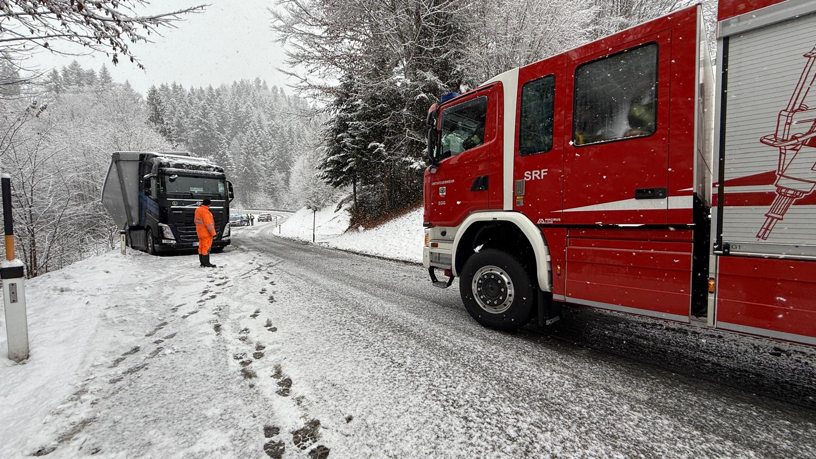 Feuerwehrkräfte und Straßenmeisterei sicherten das Fahrzeug auf der schneebedeckten L6.