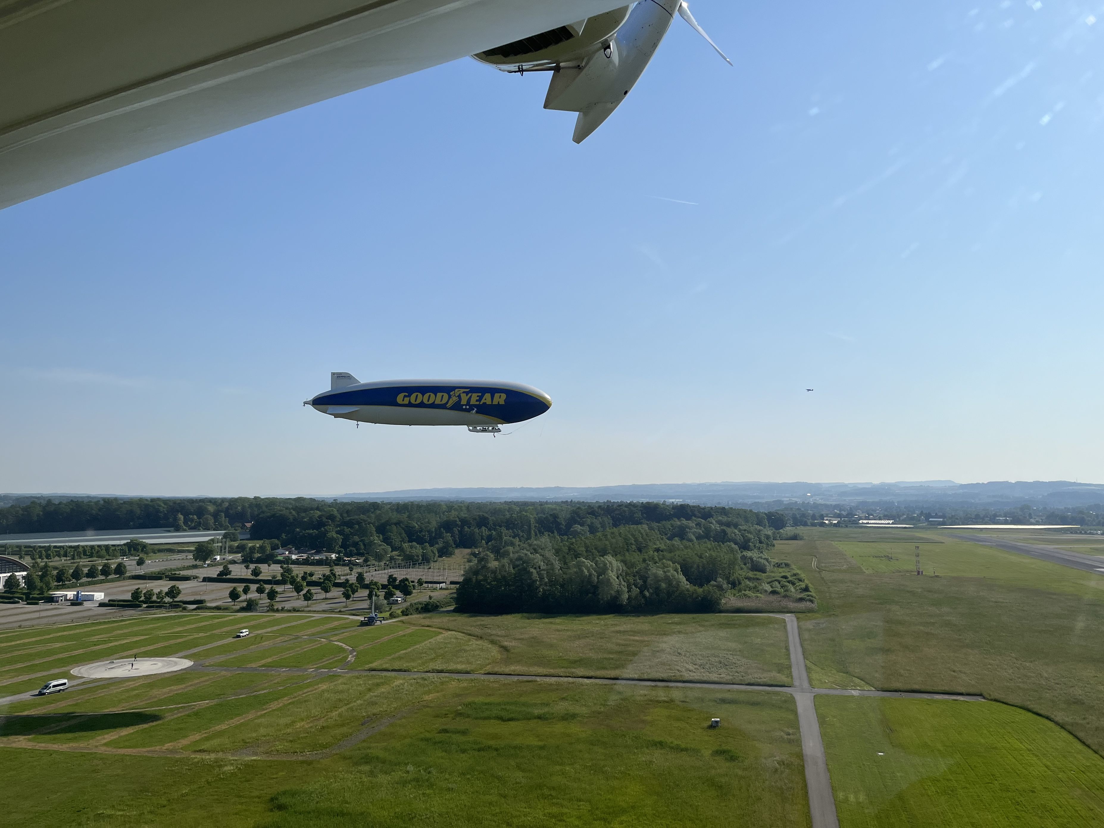 Friedrichshafen: Drohne gerät Zeppelin gefährlich nahe.