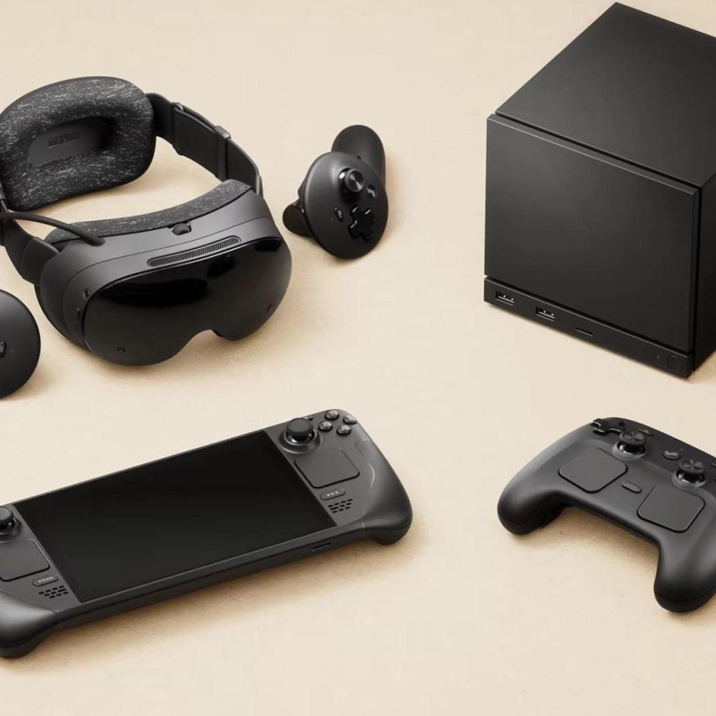 Valves neues Hardware-Line-up für Anfang 2026: Die autarke VR-Brille "Steam Frame" mit passenden Controllern (oben links), die kompakte Gaming-Konsole "Steam Machine" (oben rechts), das tragbare Steam Deck (unten links) und der neu aufgelegte Steam Controller (unten rechts).