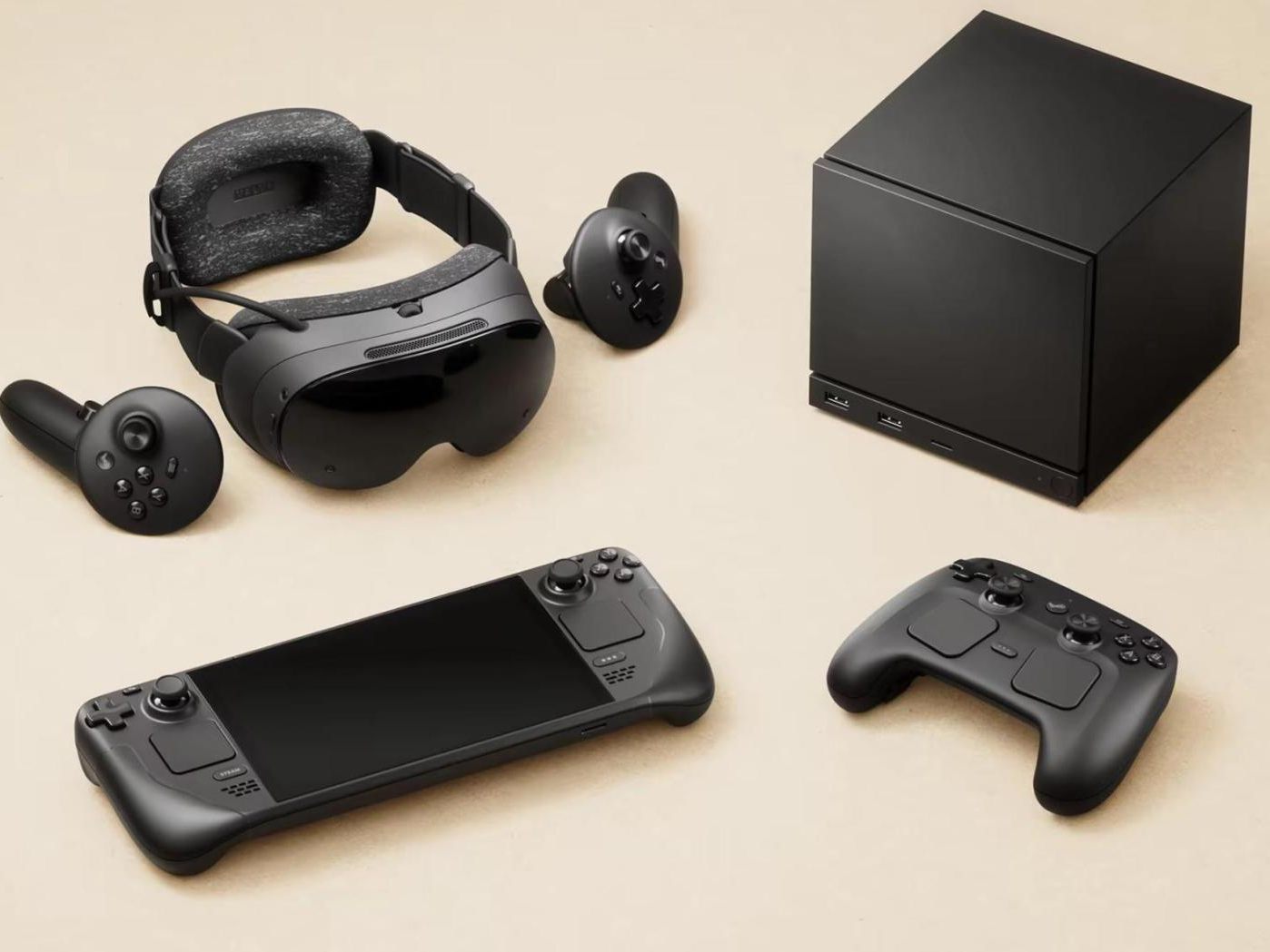Valves neues Hardware-Line-up für Anfang 2026: Die autarke VR-Brille "Steam Frame" mit passenden Controllern (oben links), die kompakte Gaming-Konsole "Steam Machine" (oben rechts), das tragbare Steam Deck (unten links) und der neu aufgelegte Steam Controller (unten rechts).
