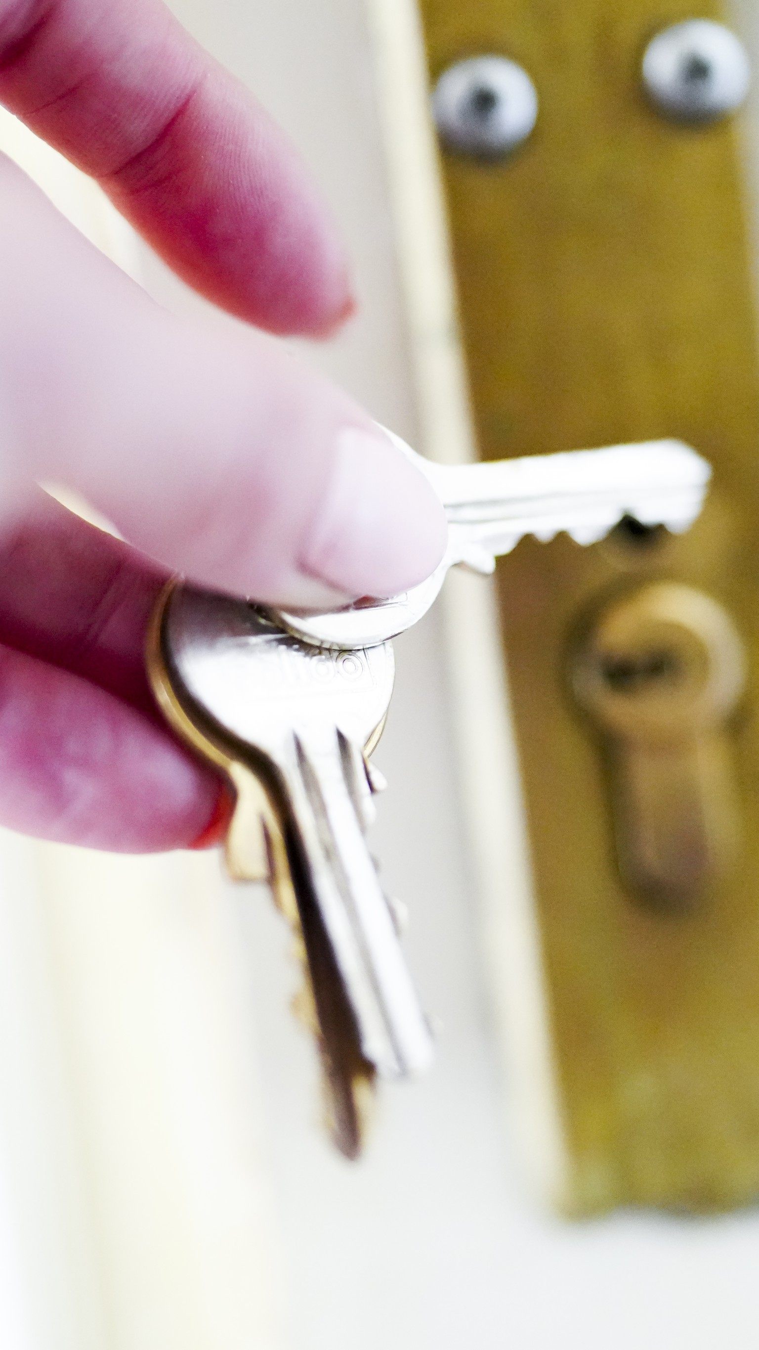 Ein Schlüssel und ein Türschloss.