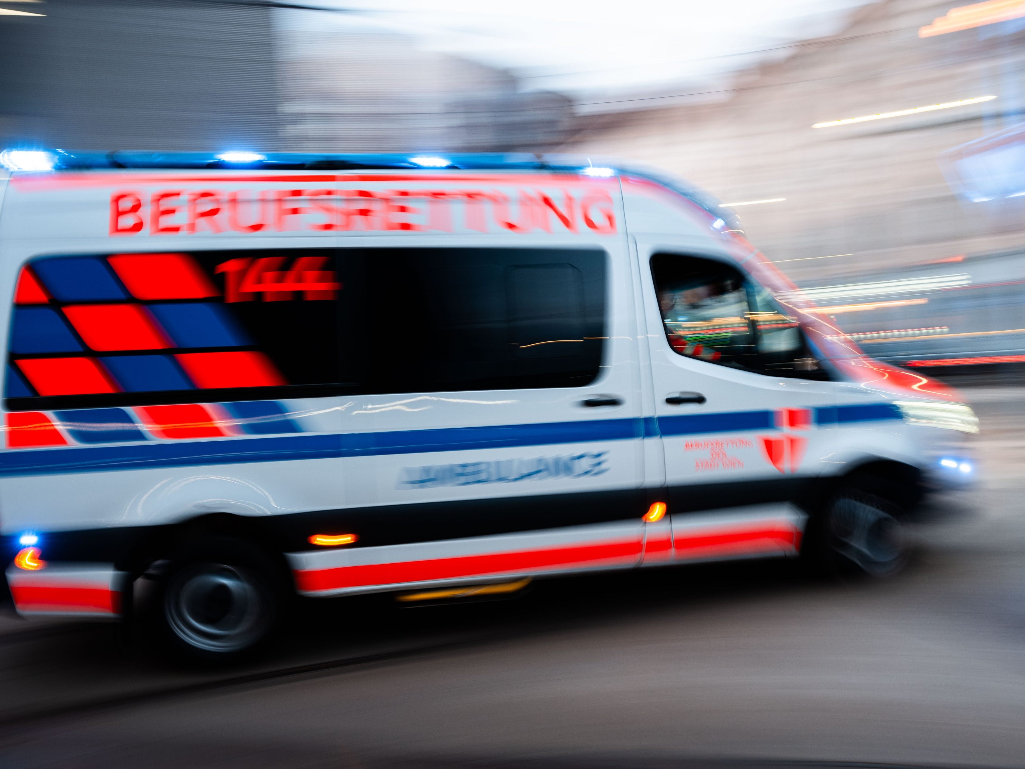 Der Schwerverletzte wurde in ein Krankenhaus gebracht.