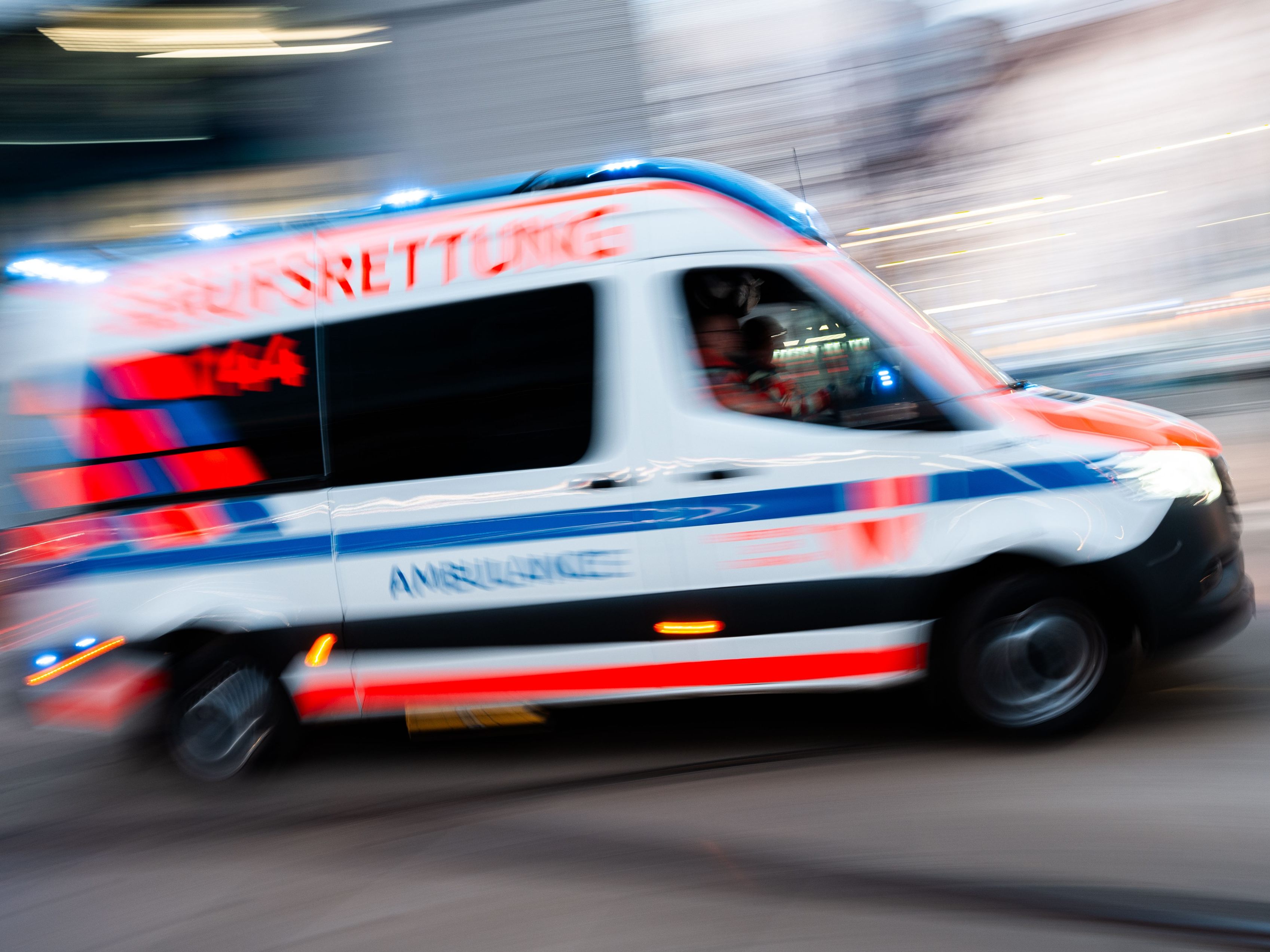 Arbeiter-st-rzte-in-Wien-Donaustadt-von-Ger-st-Kritischer-Zustand