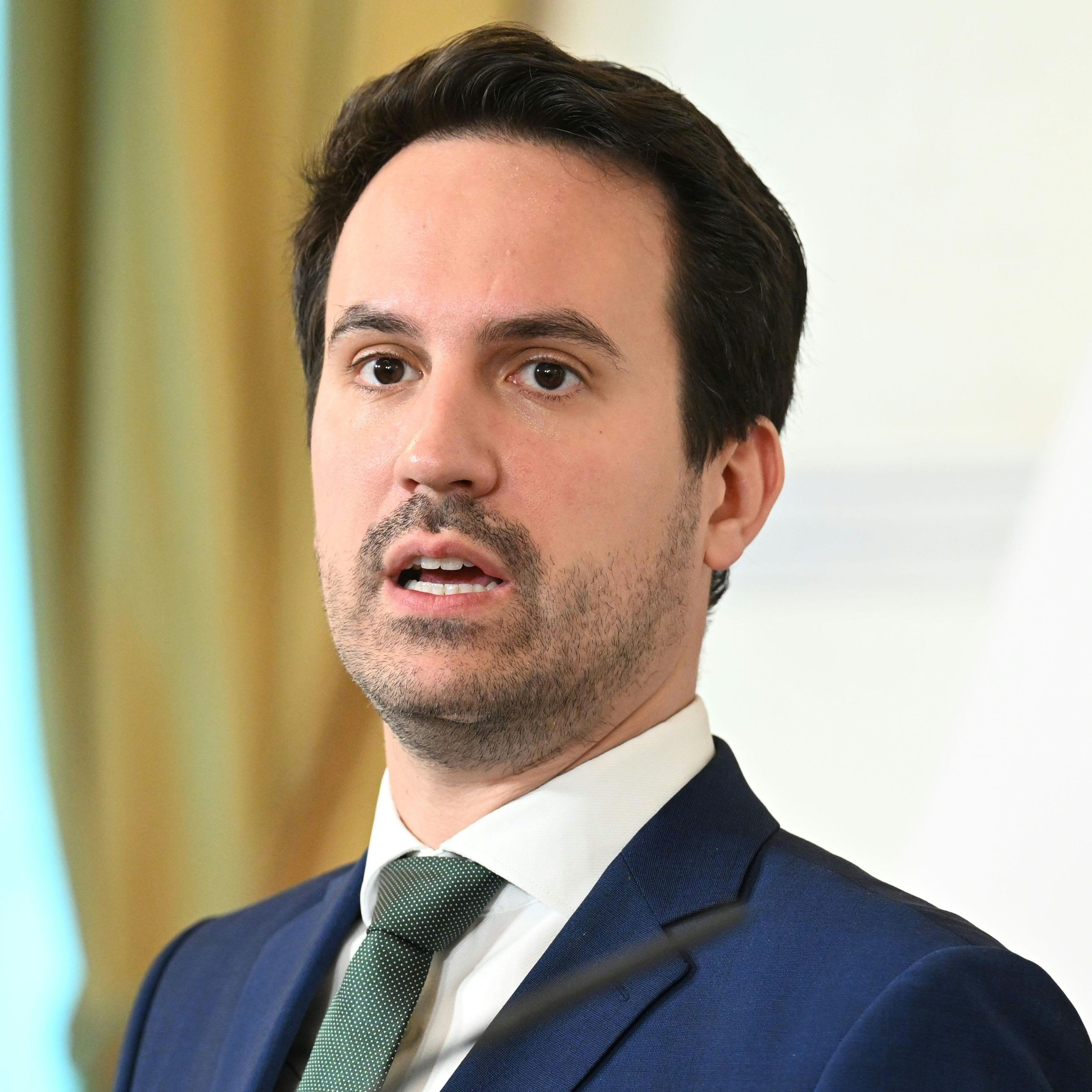 Wiederkehr kündigt ein Gütesiegel für Schulen mit Schwerpunkt auf Wirtschaftsbildung an.