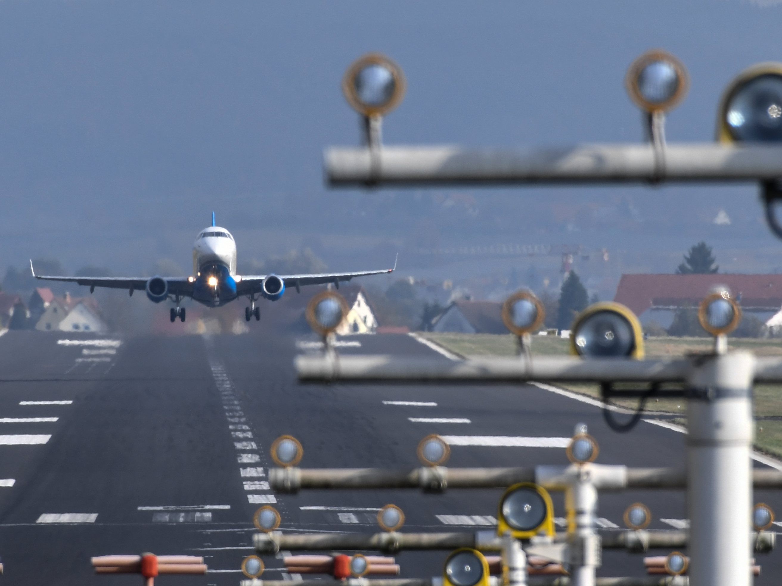 Flughafen-Friedrichshafen-R-ckkehr-der-Inlandsfl-ge-mit-Avanti-Air