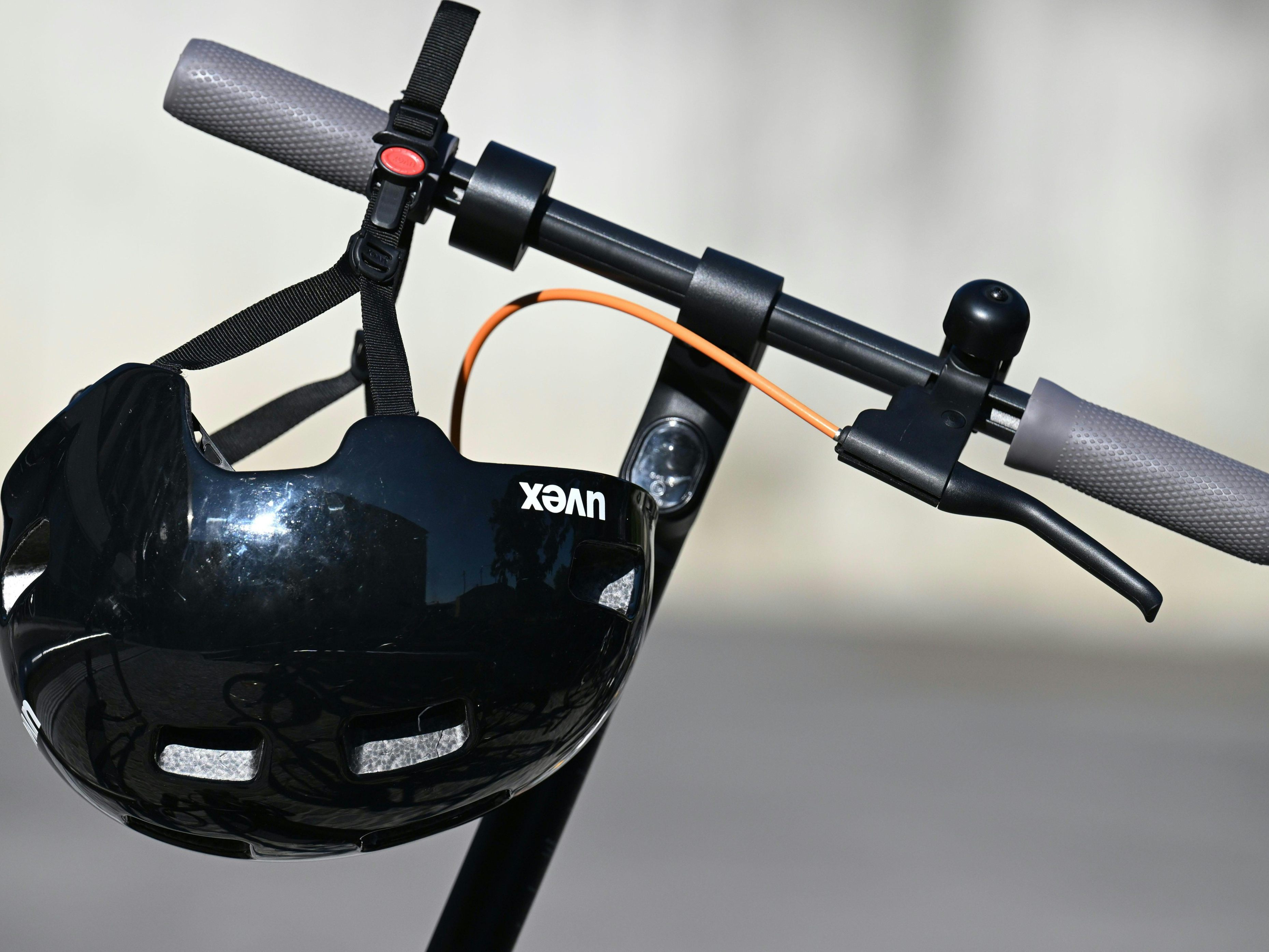 Geplante-Helmpflicht-f-r-E-Scooter-und-E-Bikes-AMTC-will-nderung