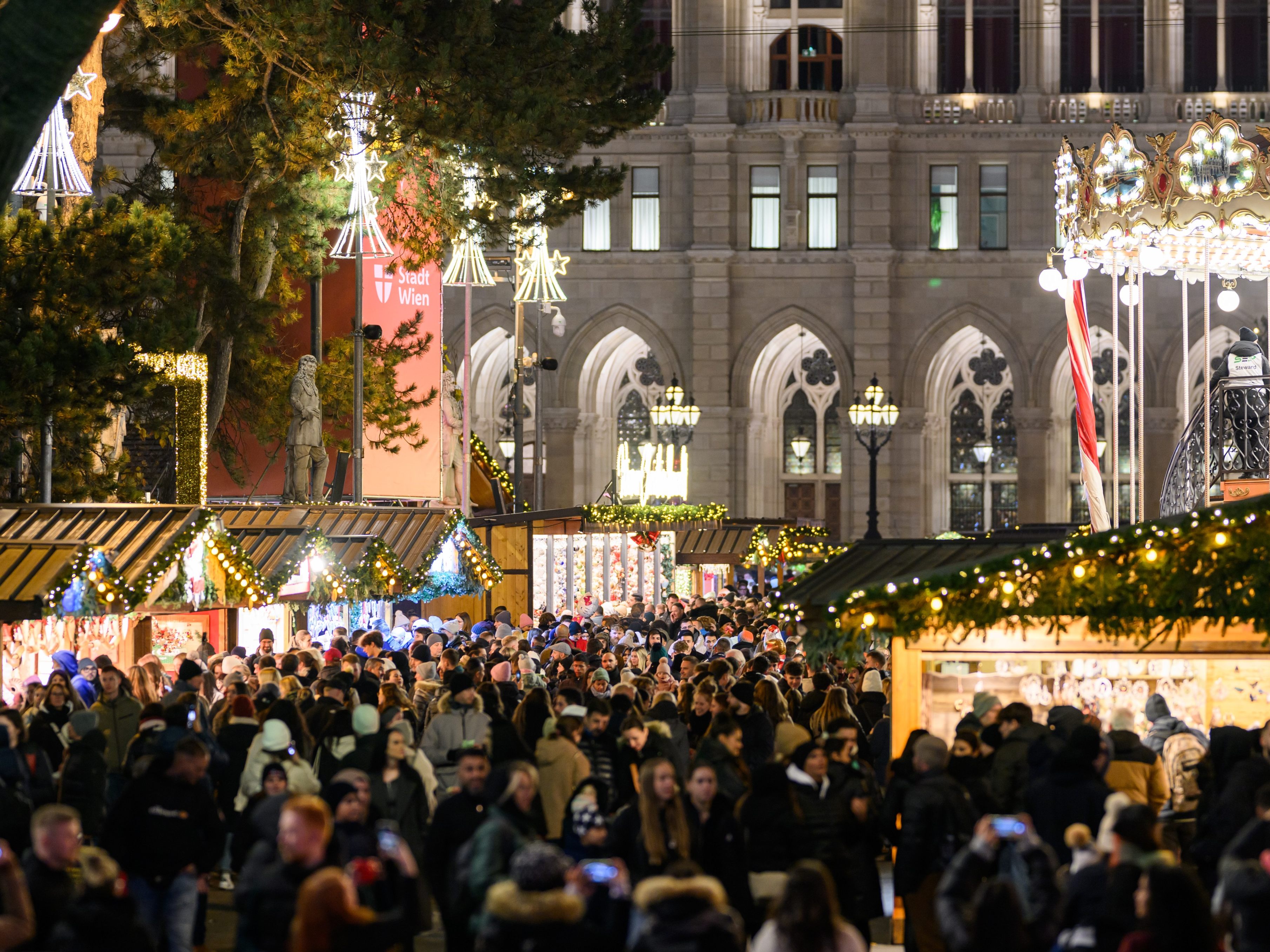 Trotz-Teuerung-Wiener-sparen-nicht-bei-Besuch-am-Weihnachtsmarkt