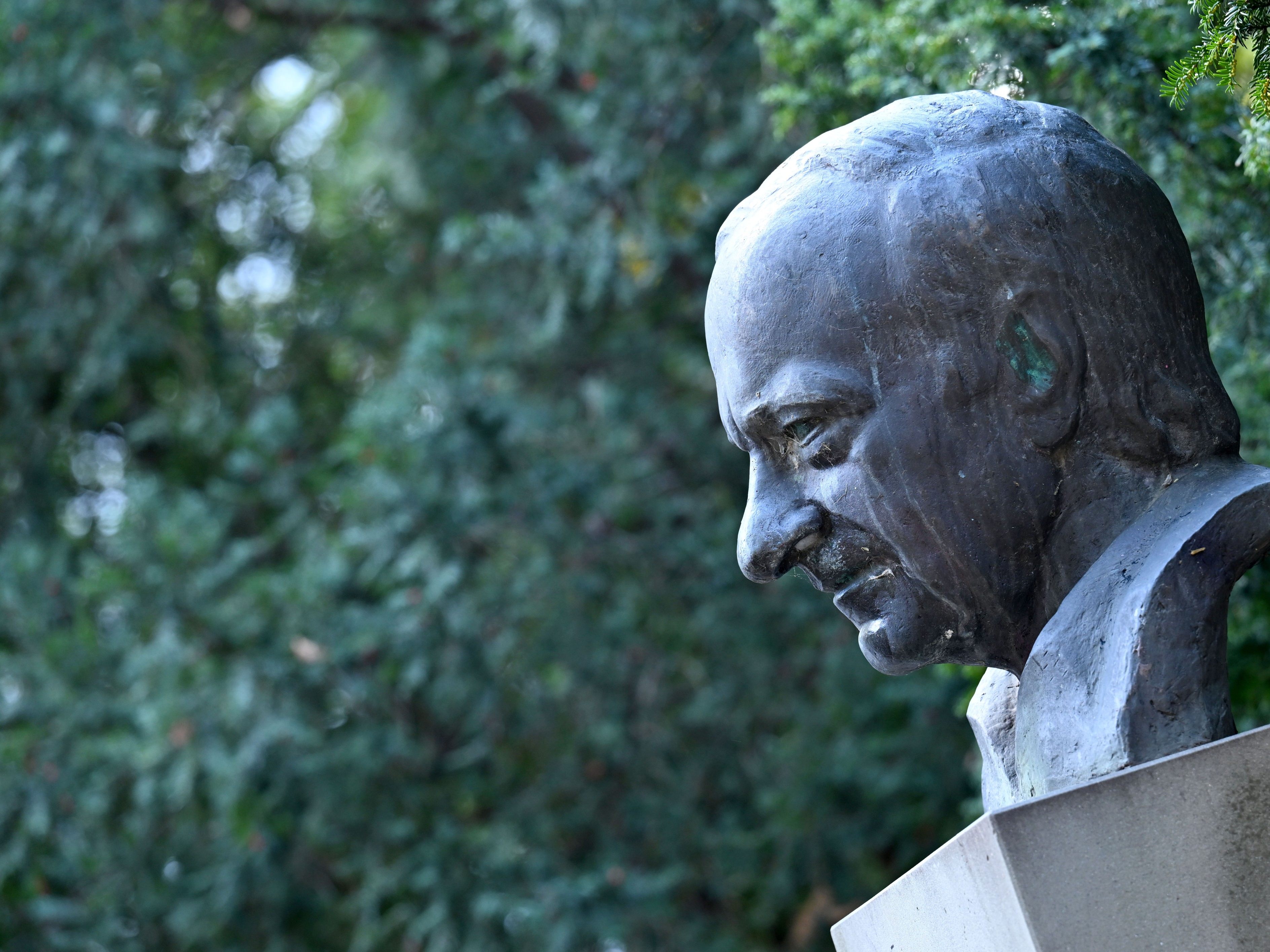 SOS-Kinderdorf-B-ste-von-Hermann-Gmeiner-in-Wien-abmontiert