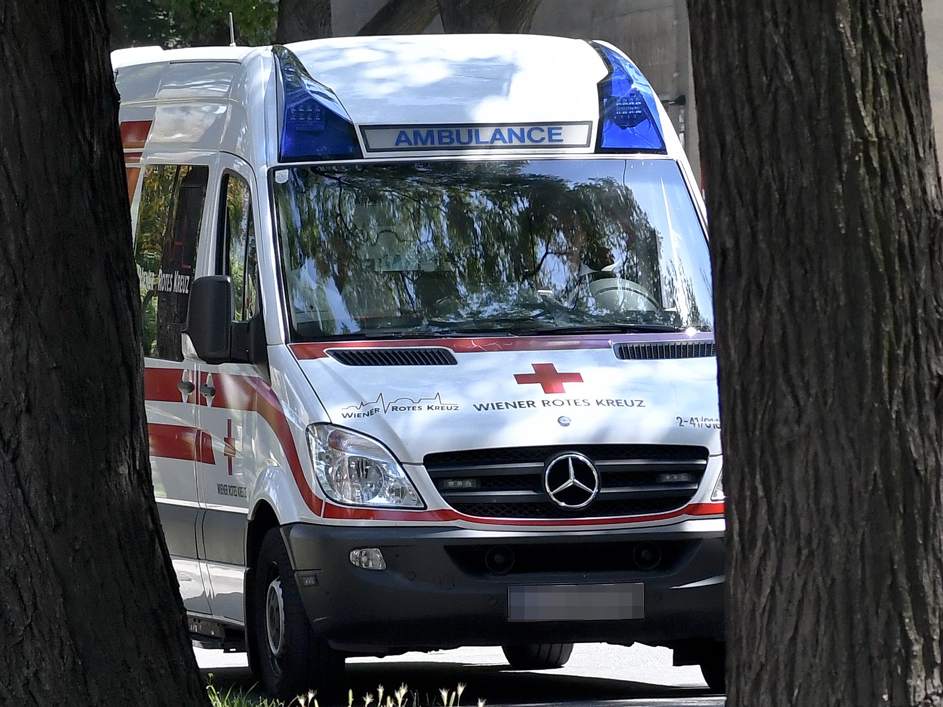 Elfj-hrige-in-Wien-Penzing-von-Pkw-erfasst-und-schwer-verletzt