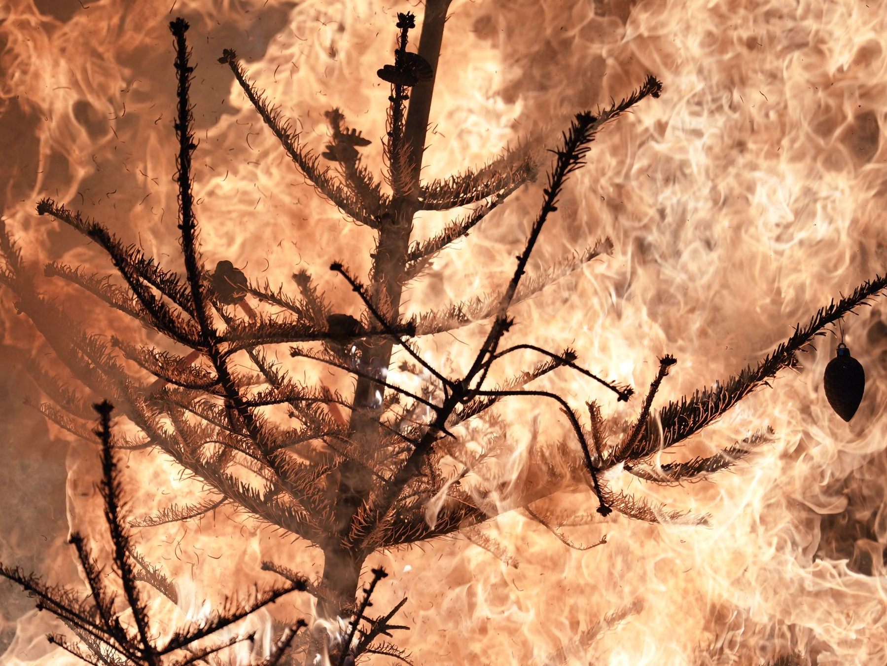 Warnung-vor-Brandgefahr-zur-Weihnachtszeit