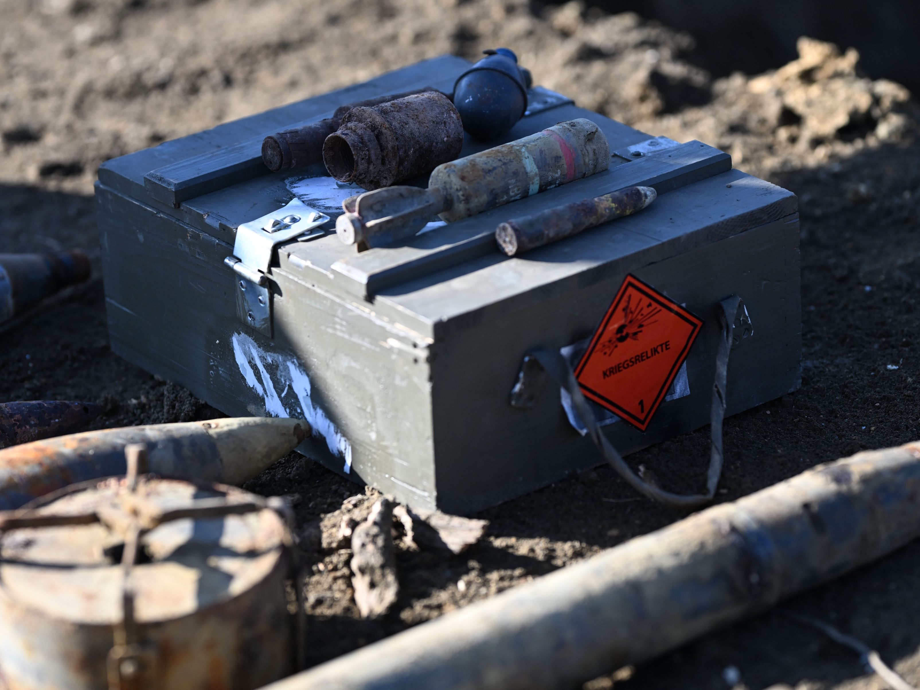 Sprengung-von-zw-lf-Tonnen-Kriegsmaterial-in-Nieder-sterreich