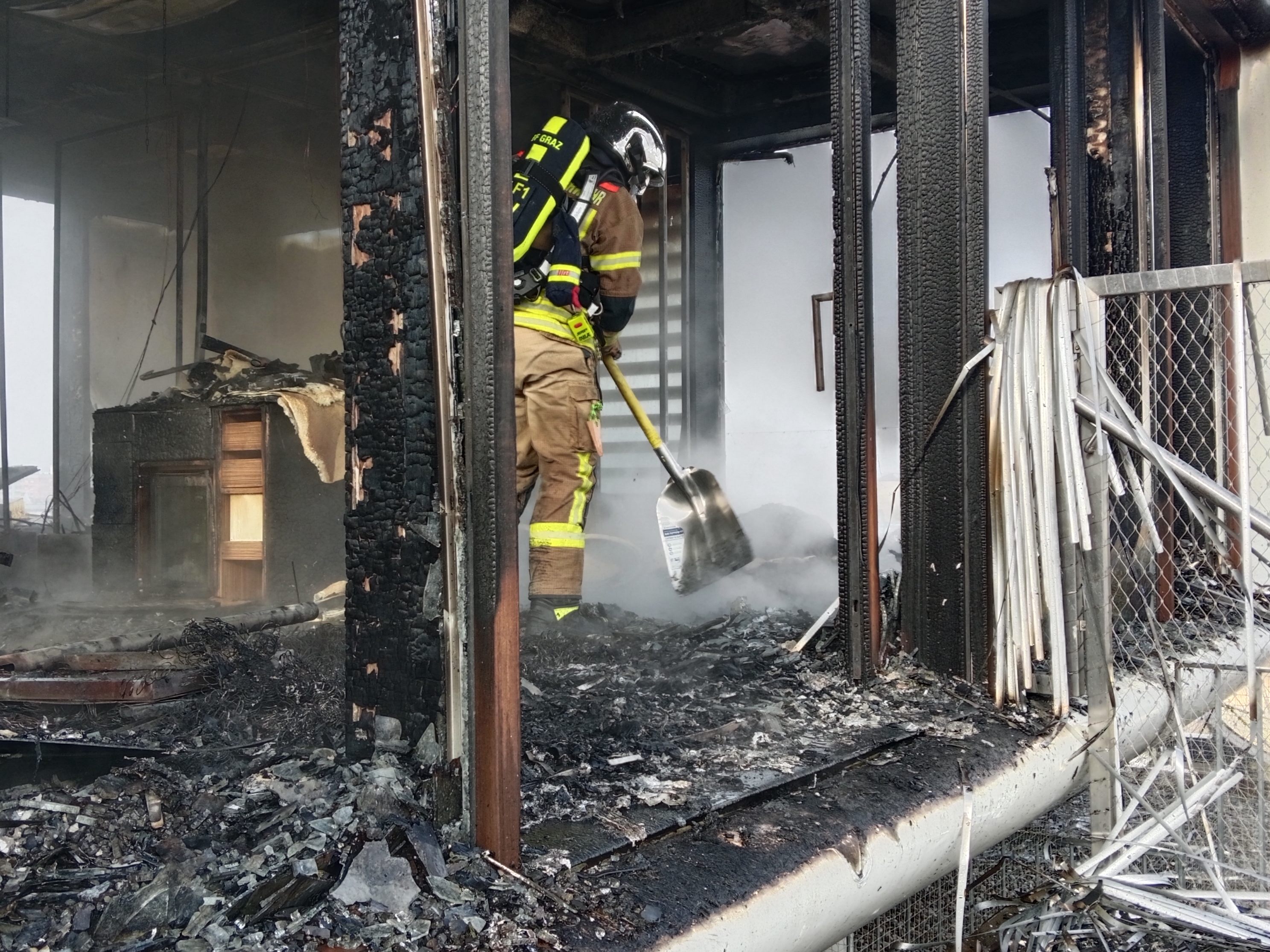 appartement-auf-hotel-dach-in-graz-stand-in-flammen