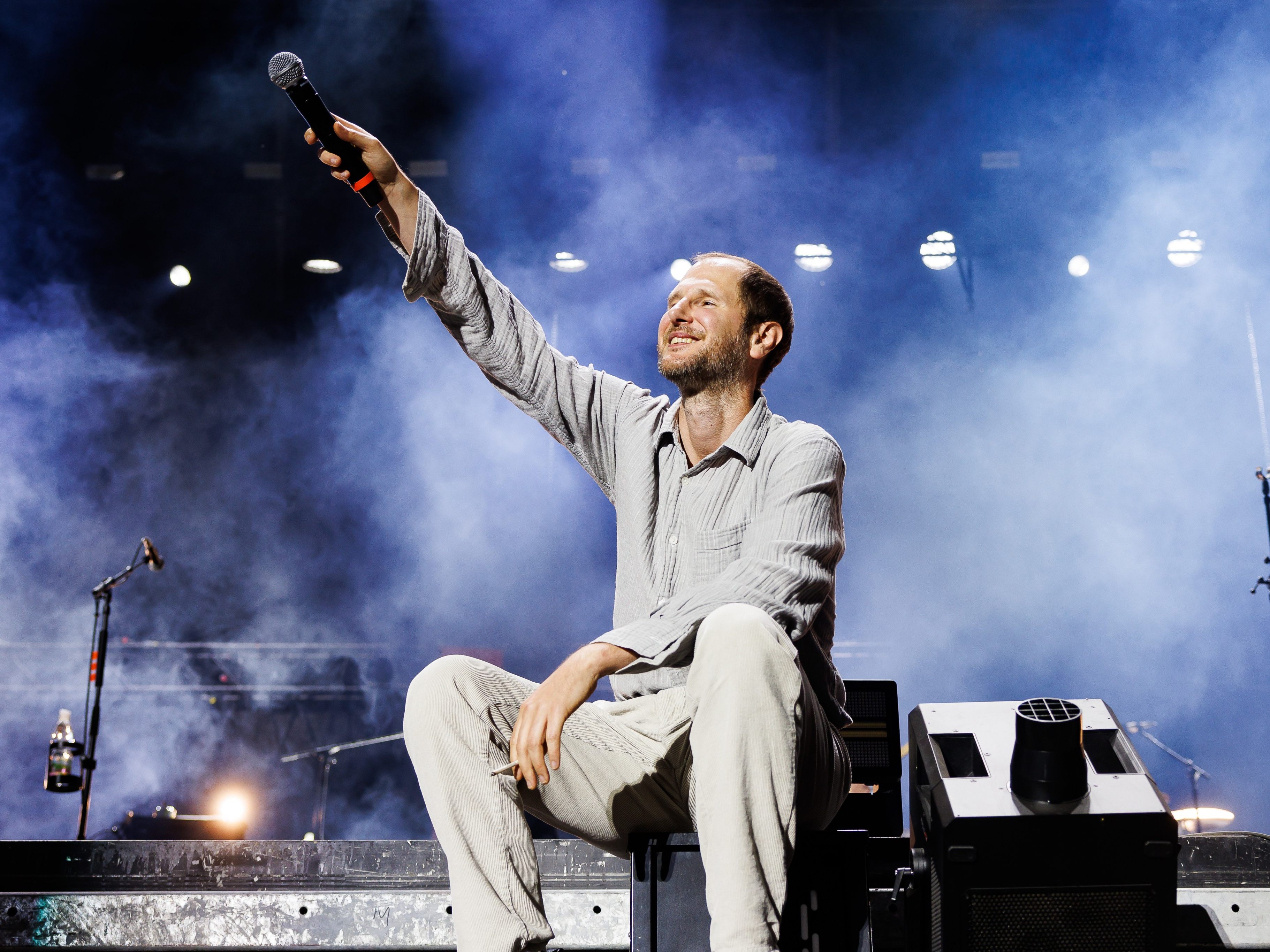 Marco Wanda signiert sein neues Buch in der Buchhandlung Morawa.