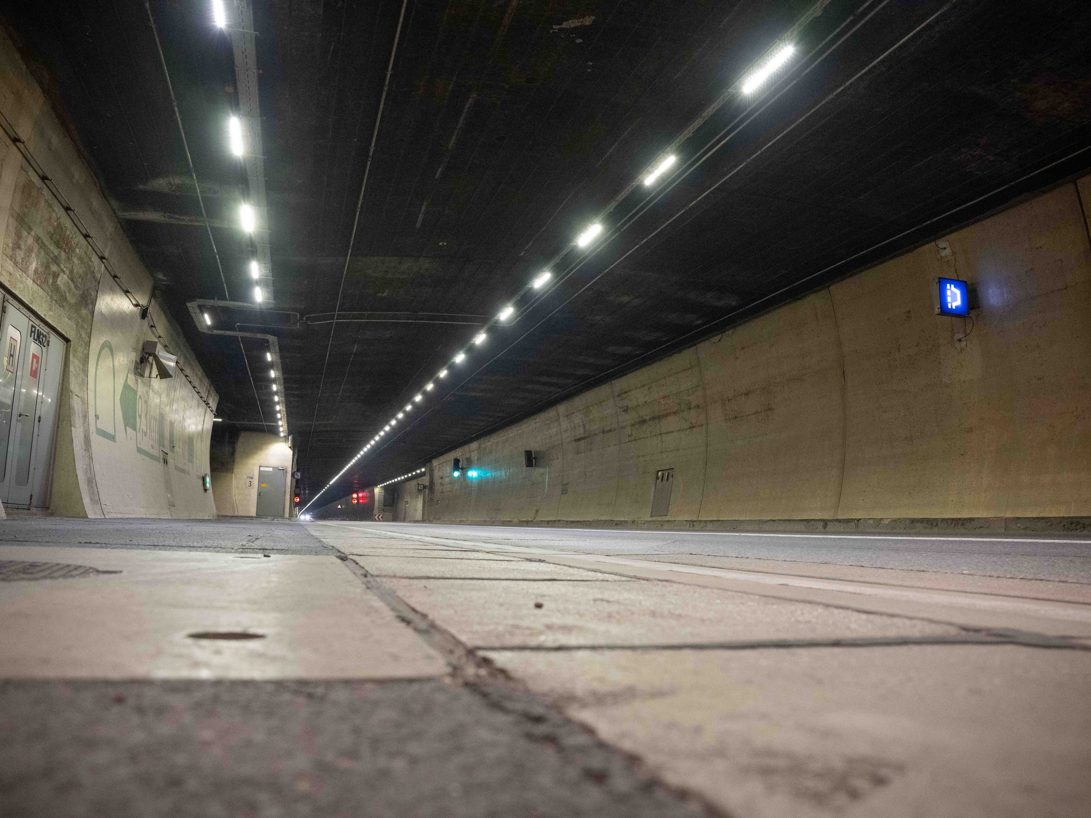 Arlbergtunnel nach Unfall mit Alkolenker eine Stunde gesperrt.