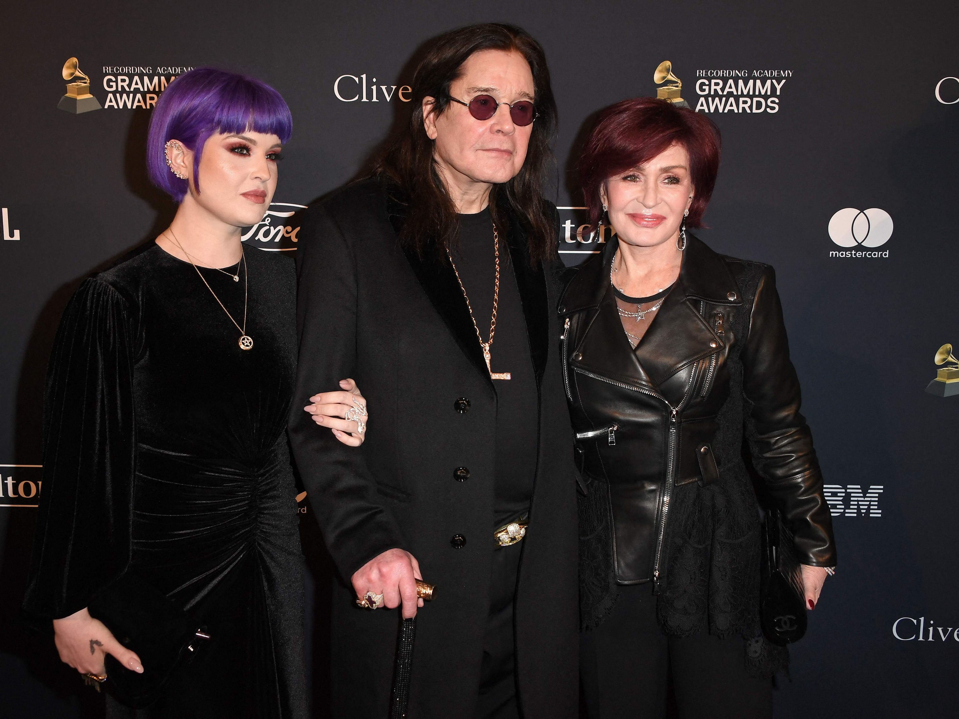 Ozzy Osbourne mit seiner Tochter Kelly (l) und seiner Frau Sharon Osbourne.