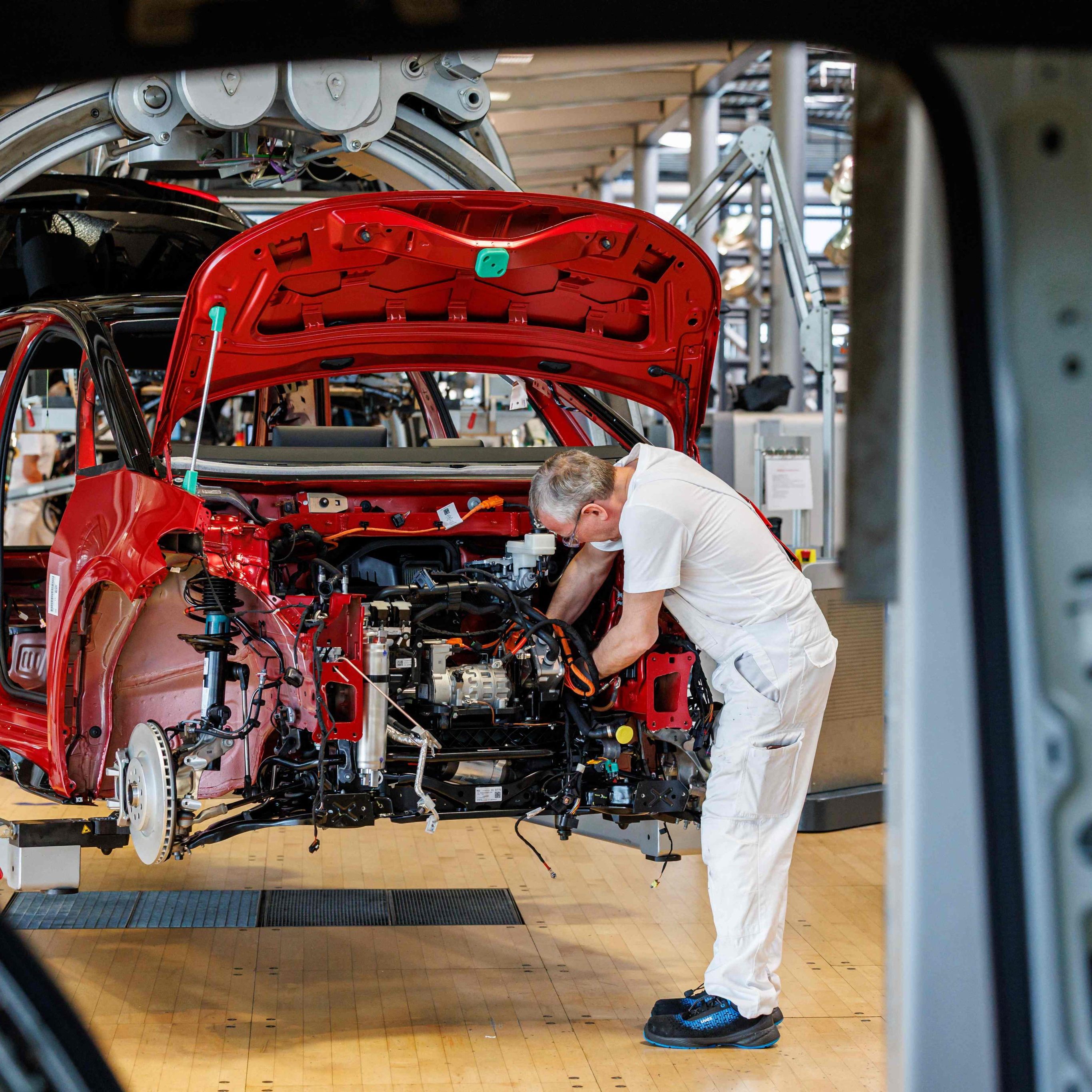 Ein Mitarbeiter arbeitet am Montageband für das Elektroauto ID.3 im Volkswagen-Werk "Gläserne Manufaktur" in Dresden. Der Konzern meldete im dritten Quartal 2025 einen Verlust von über einer Milliarde Euro.