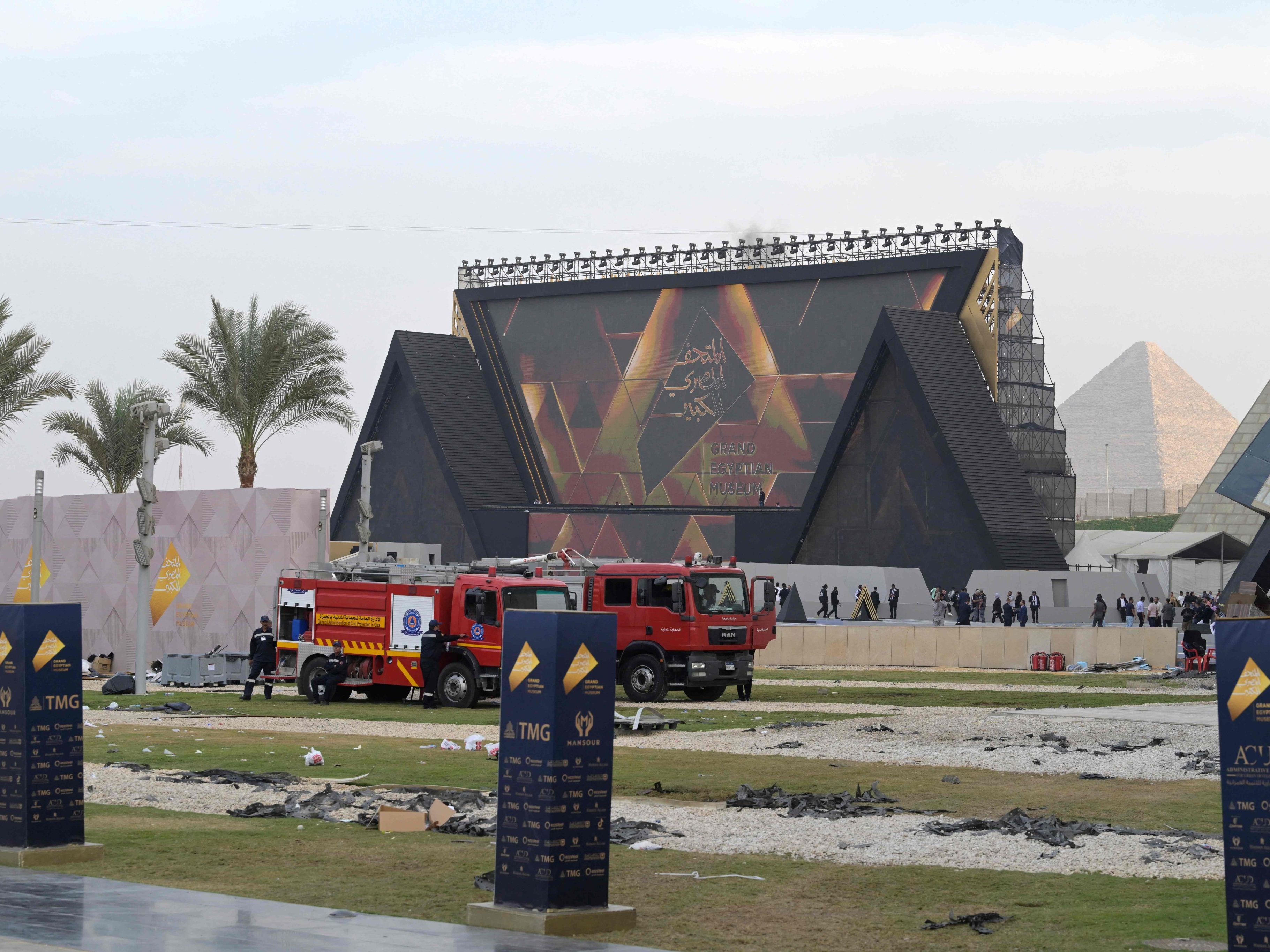 Feuerwehrautos vor dem Großen Ägyptischen Museum in Gizeh am Tag der offiziellen Eröffnung (1. November 2025).