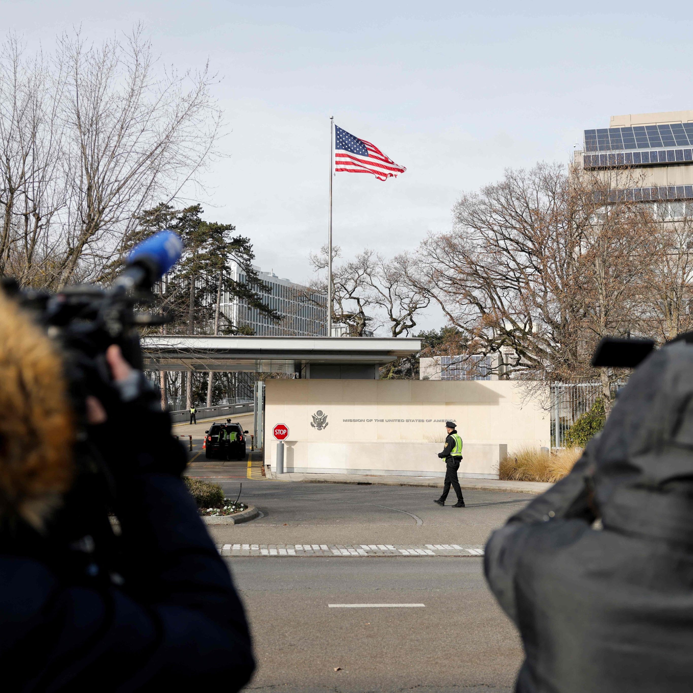 Vor dem Gebäude der US-Mission in Genf versammeln sich am 23. November 2025 Journalisten.