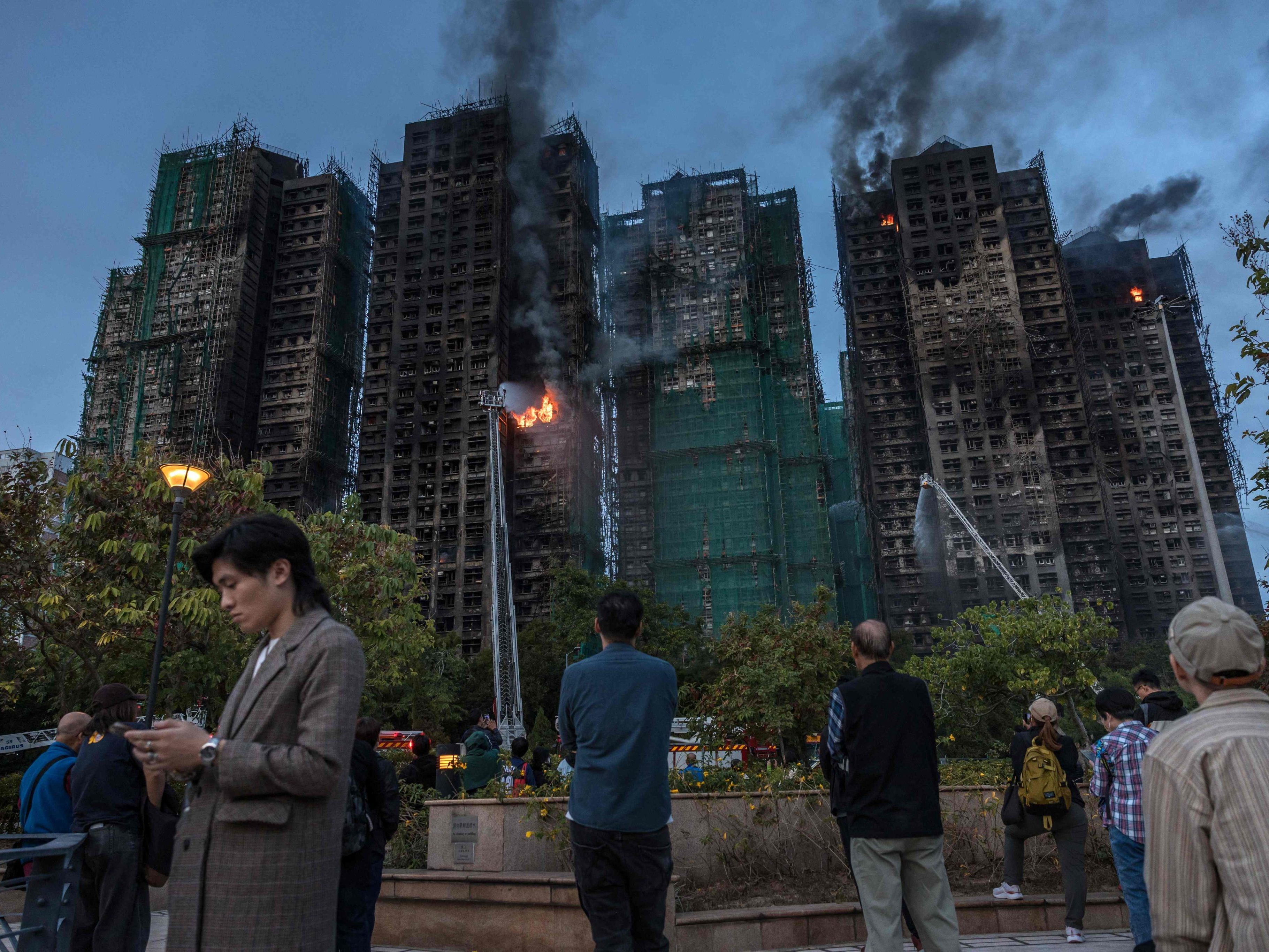 Opferzahl-nach-Hochhaus-Brand-in-Hongkong-steigt-auf-128