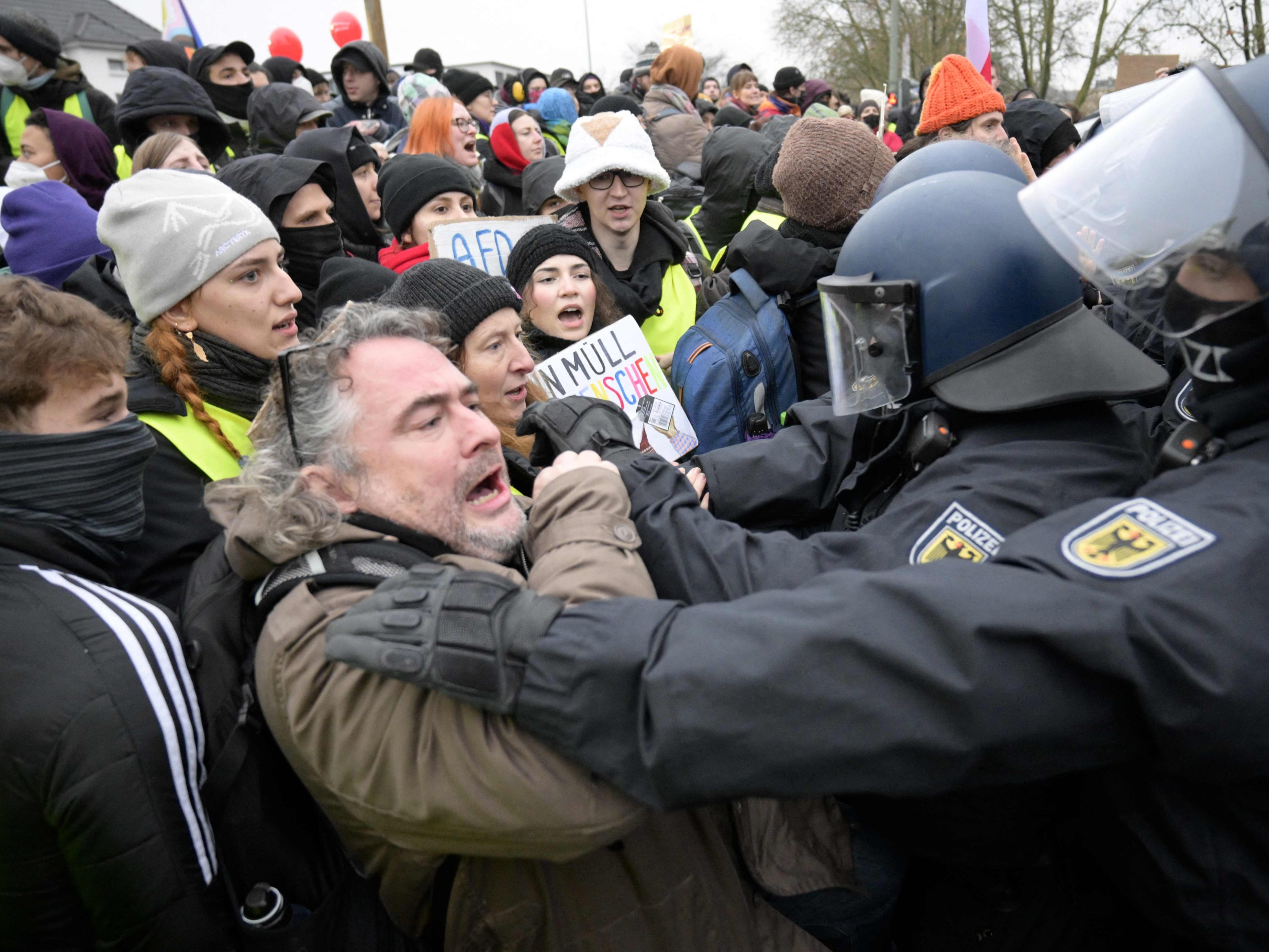 Blockaden und Demos: Massenprotest gegen AfD-Jugend in Gießen
