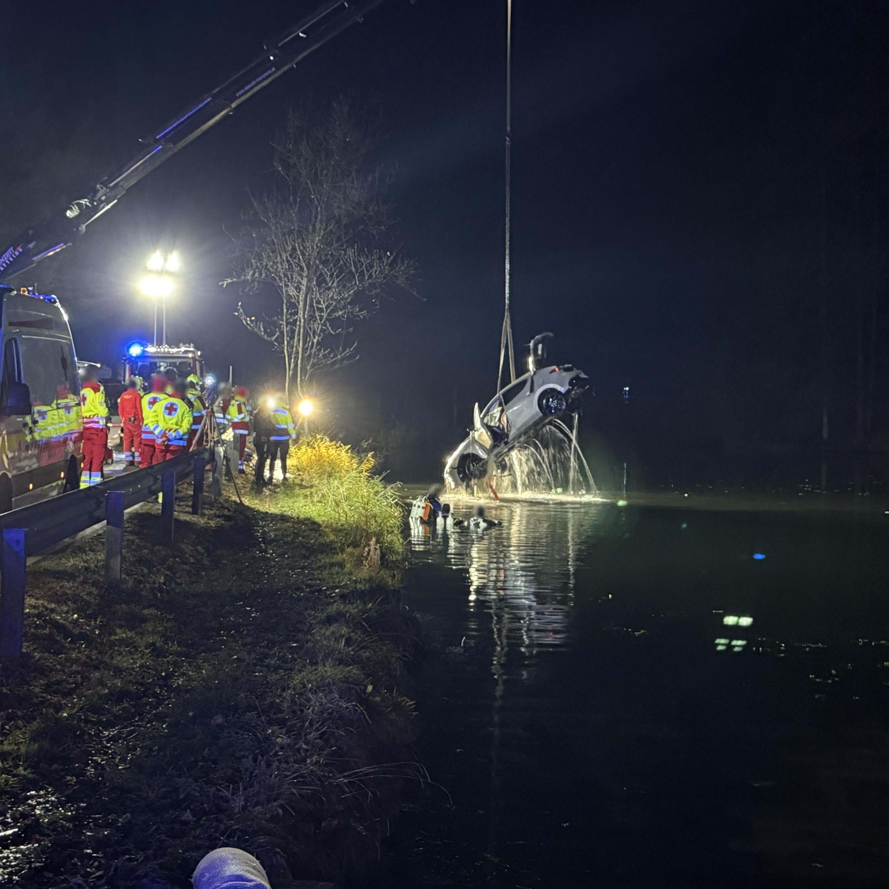Ein Pkw ist am Sonntagabend in Satteins in den Schwarzen See gestürzt.