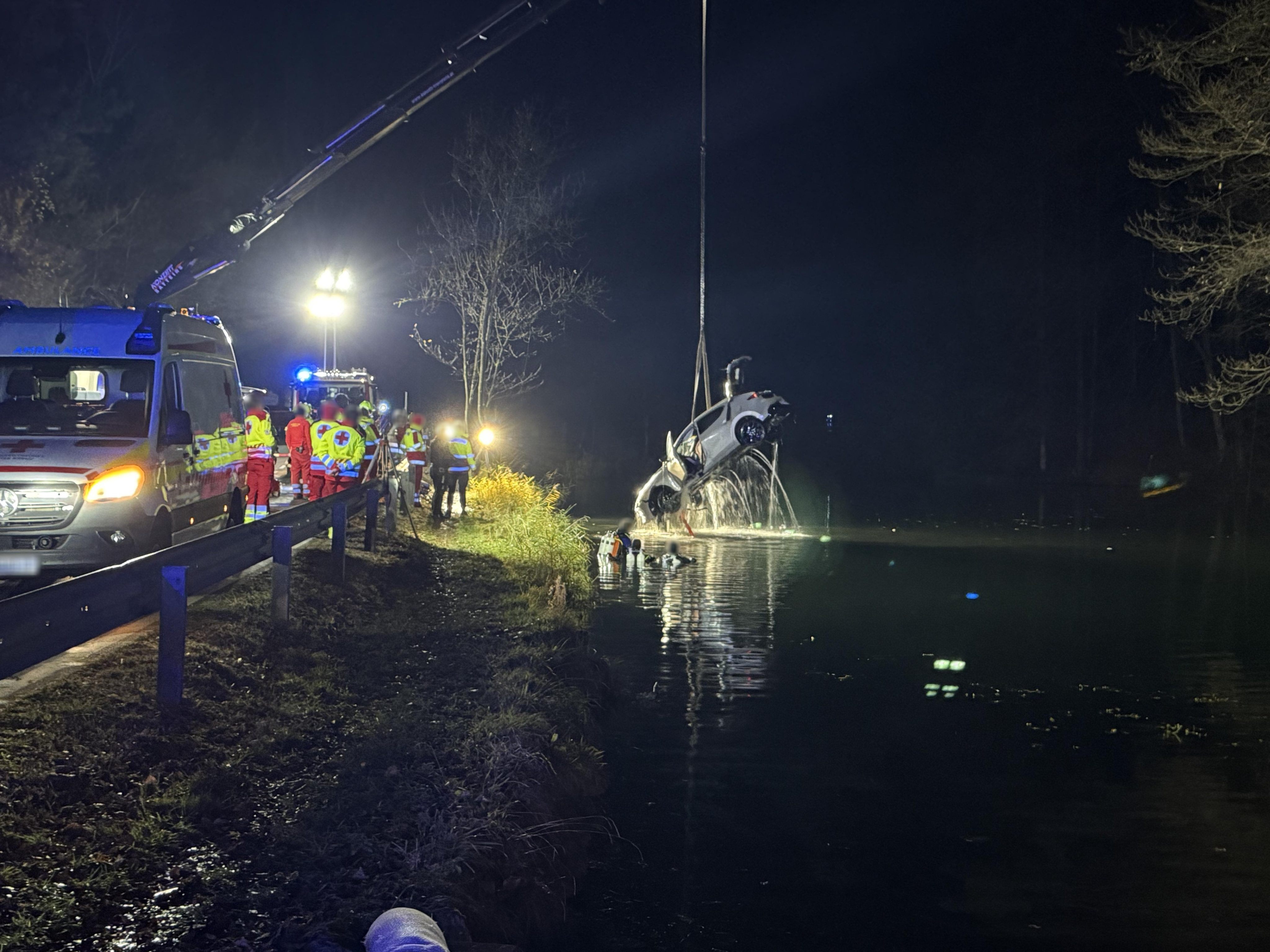 Pkw-st-rzt-in-Schwarzen-See-Gro-einsatz-der-Rettungskr-fte