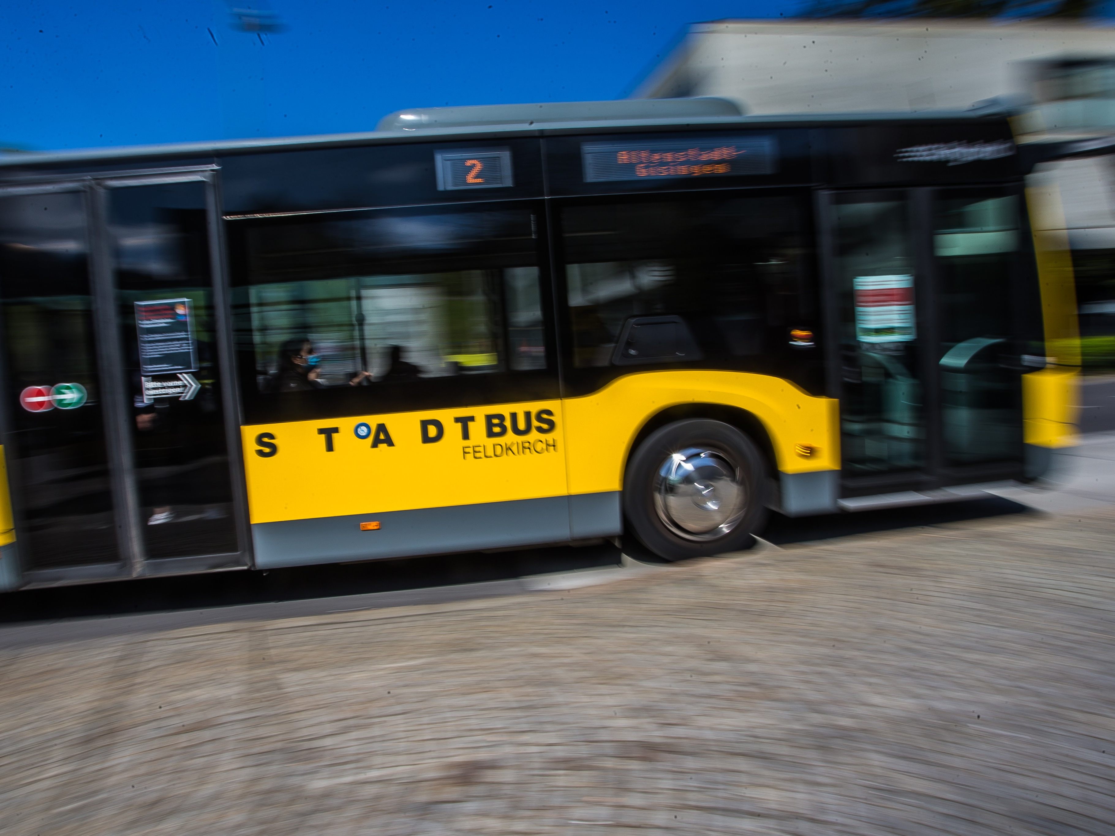 Zwei-Leichtverletzte-bei-Busunfall-in-Dornbirn