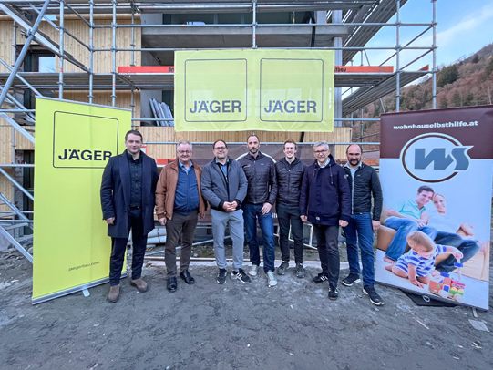 Firstfeier Kaltenbrunnen - (v.l.n.r.: Christoph Grass (Geschäftsführer Jäger Bau), Martin Vallaster (Bürgermeister Bartholomäberg), Jürgen Haller (Bürgermeister Schruns), Thomas Lang (Geschäftsführer Jäger Bau), Lukas Koch (Bauleiter Generalunternehmung Jäger Bau), Thomas Schöpf (Geschäftsführung WS), Josef Jenny (Projektleitung Neubau WS))