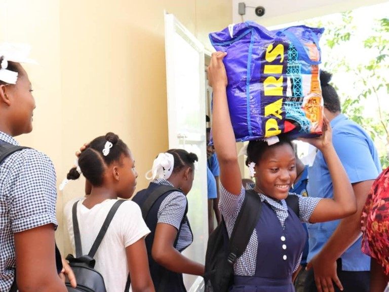 Die Menschen vor Ort müssen mit dem Notwendigsten versorgt werden, es fehlt an allem.