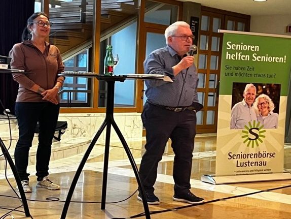 Vortragende Andrea Sturm und Obmann Helmut Hagen.