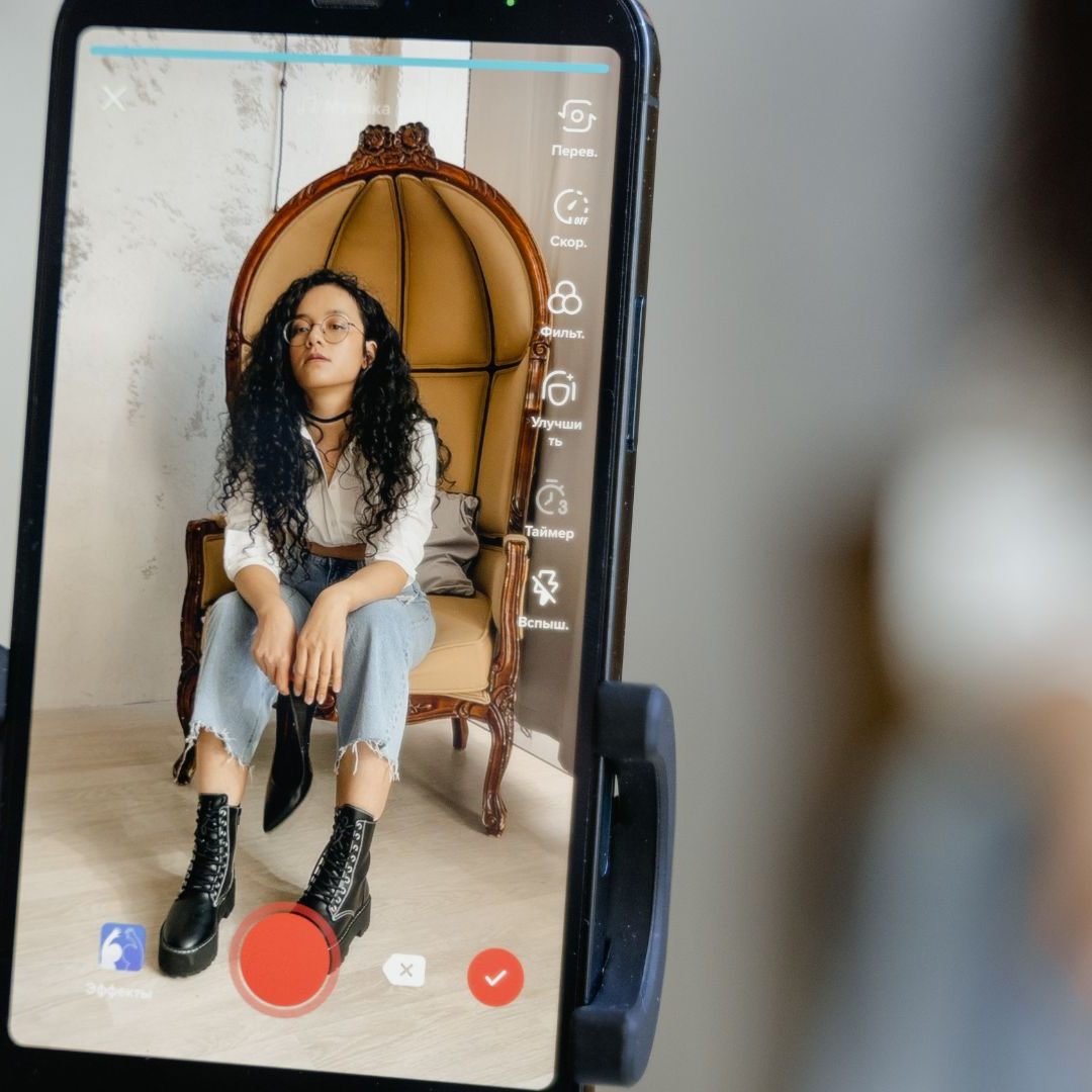 Der chinesische Anbieter soll absichtlich "verdummende" Inhalte für Europas jugendliche "TikTok"-Konsumenten ausspielen.