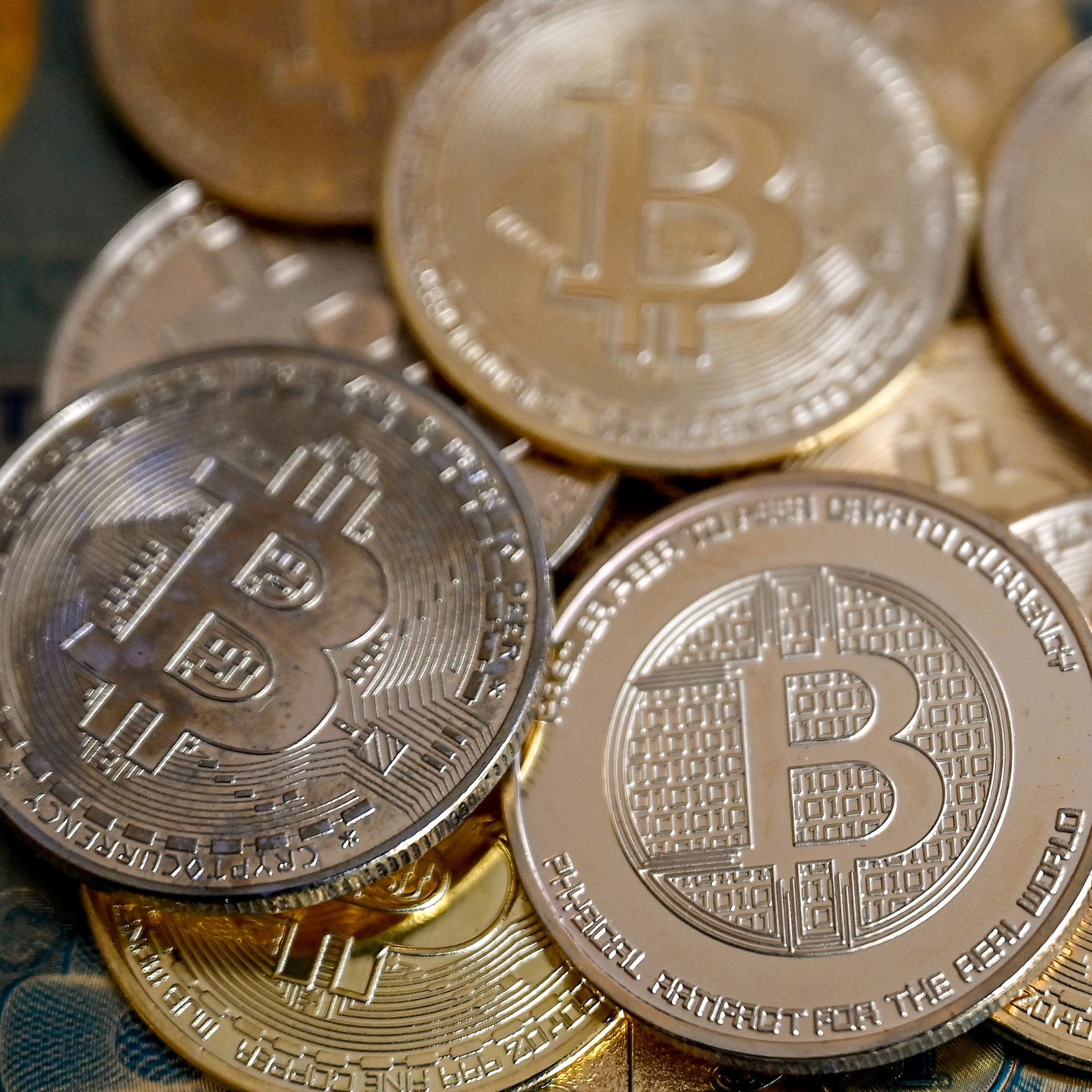Bitcoin stürzte unter 83.000-Dollar-Marke.