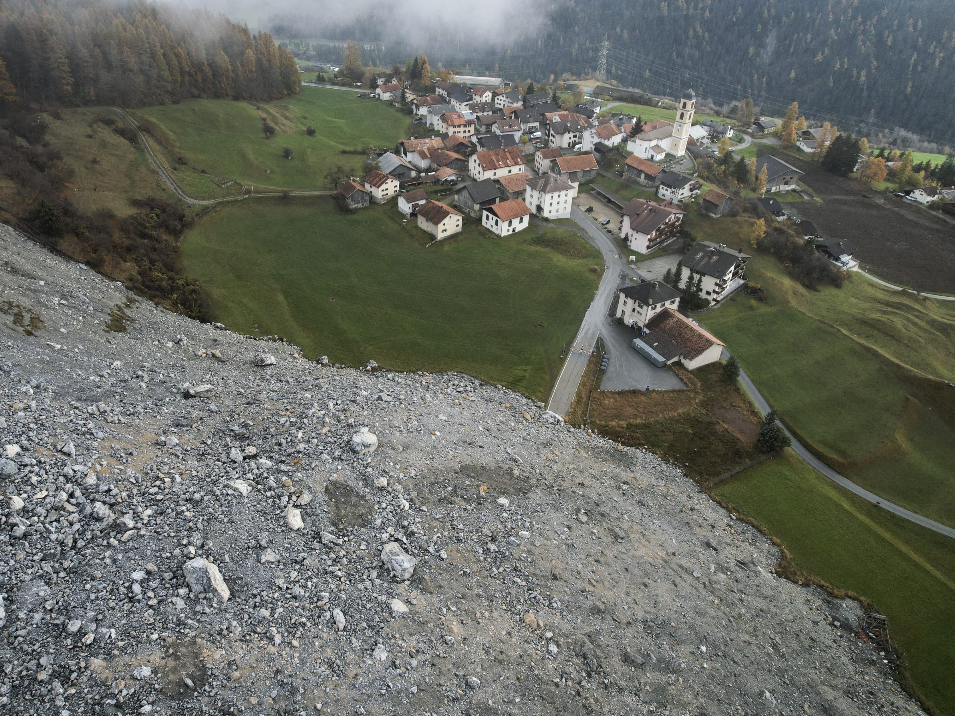 Blick auf Brienz, am Dienstag, 12. November 2024 - Die Gerölllawine aus dem Juni 2023 bliebt kurz vor dem Dorf stehen.