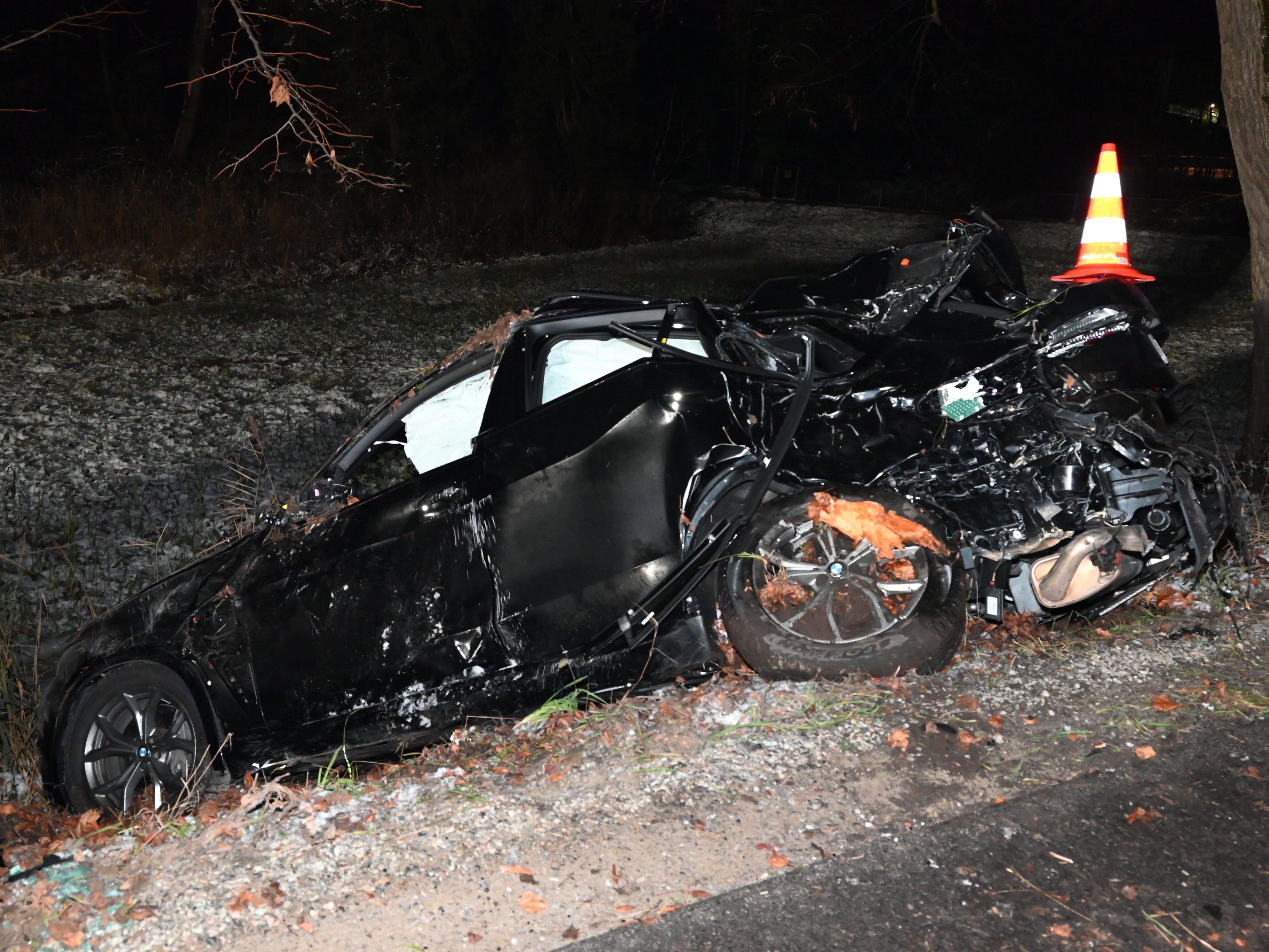 kontrollverlust-mit-folgen-auto-prallt-gegen-mehrere-objekte