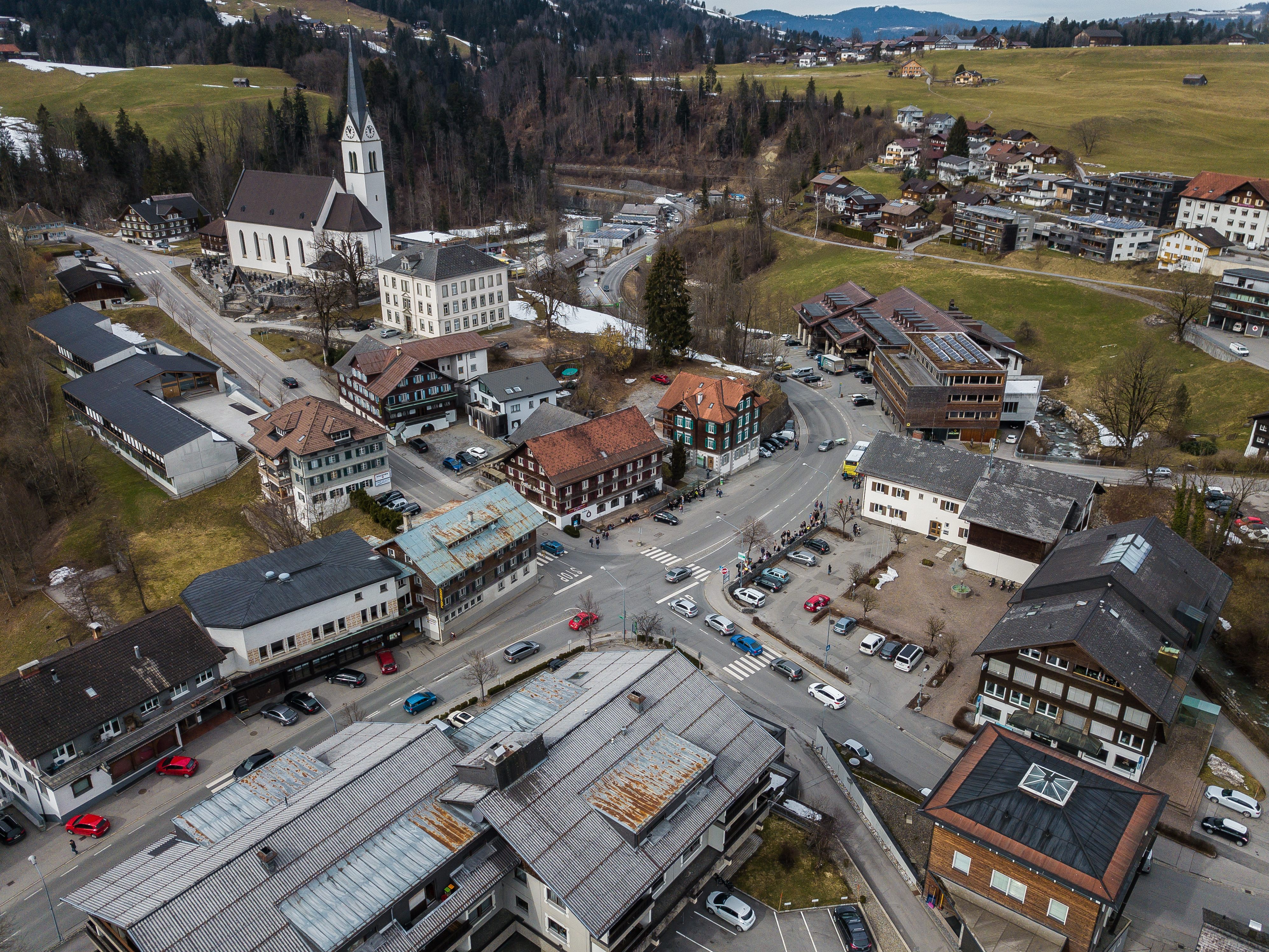 Schlepper-st-rzt-in-Egg-ber-B-schung